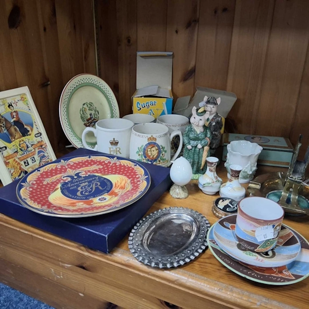 A GROUP OF CERAMICS AND MISCELLANEOUS ITEMS to include a box...