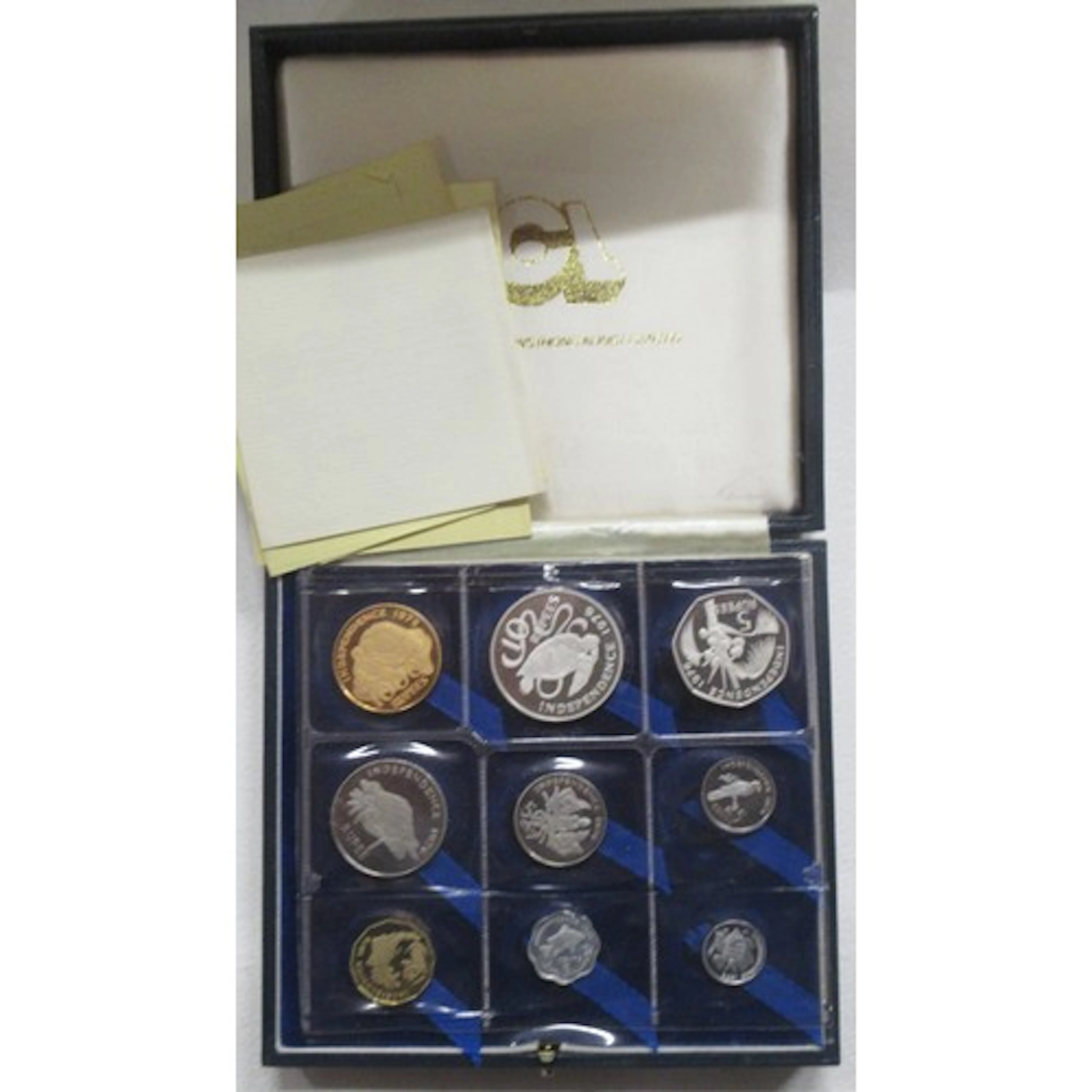 A 1976 Seychelles 9 coin set, to include a gold 1000 Rupee c...