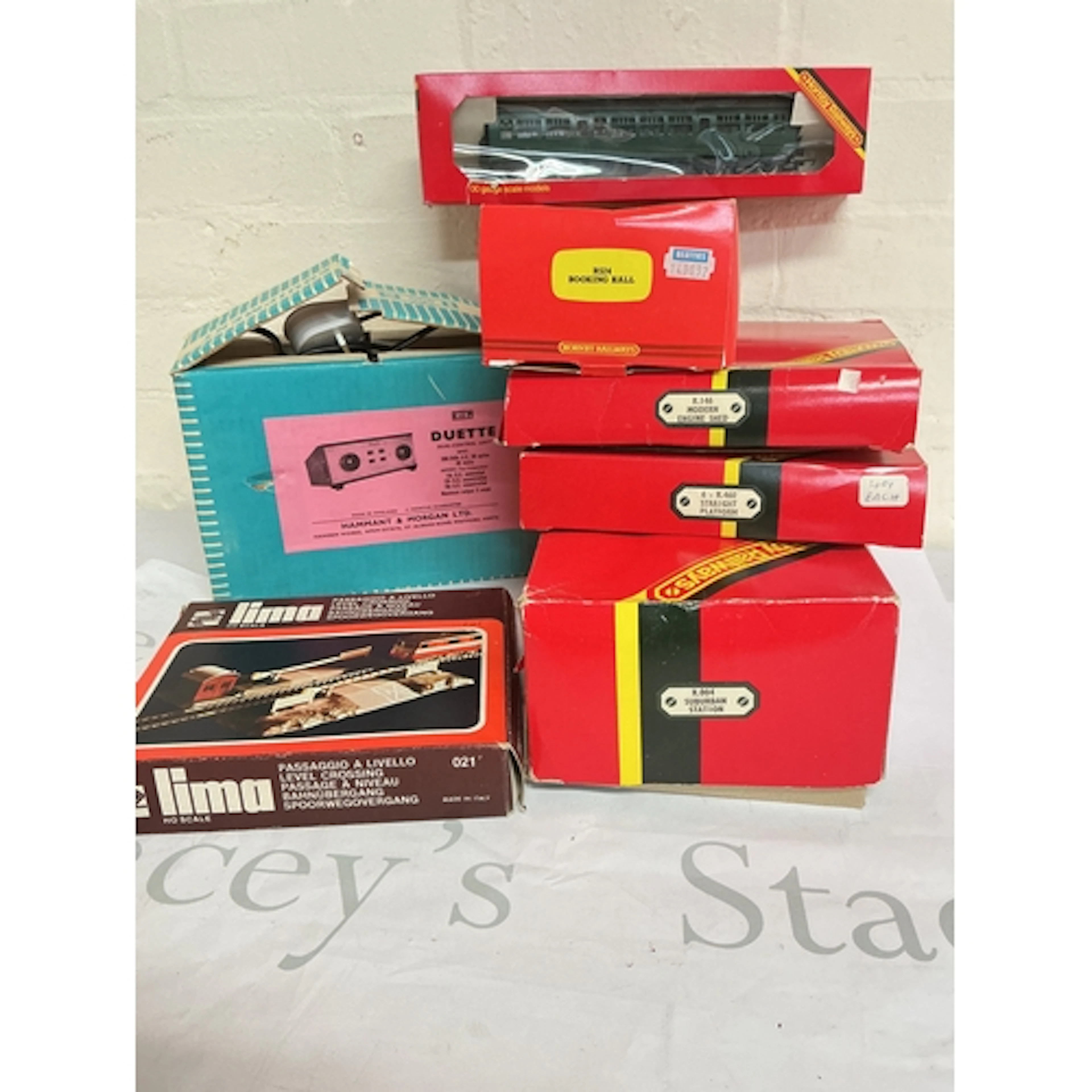 A Small Collection Of 00 Gauge Accessories. No Reserve...