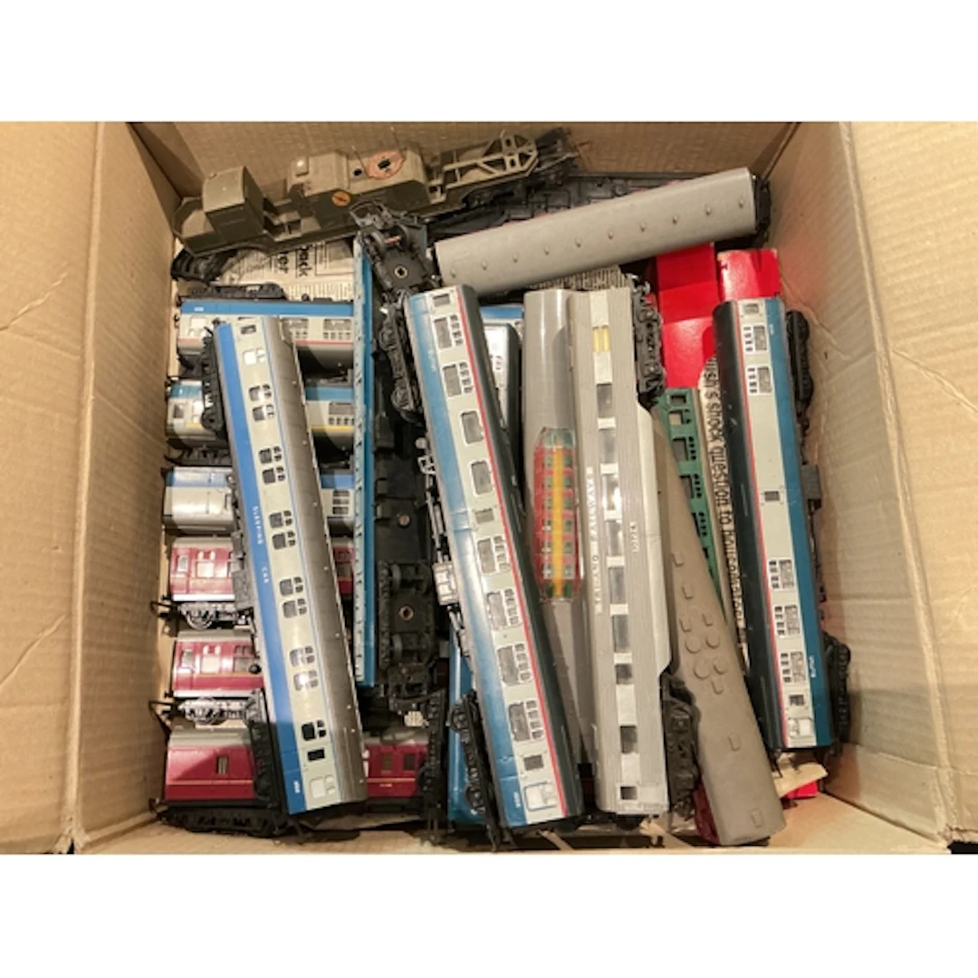 A Collection Of Boxed And Loose 00 Gauge Coaches. No Reserve...