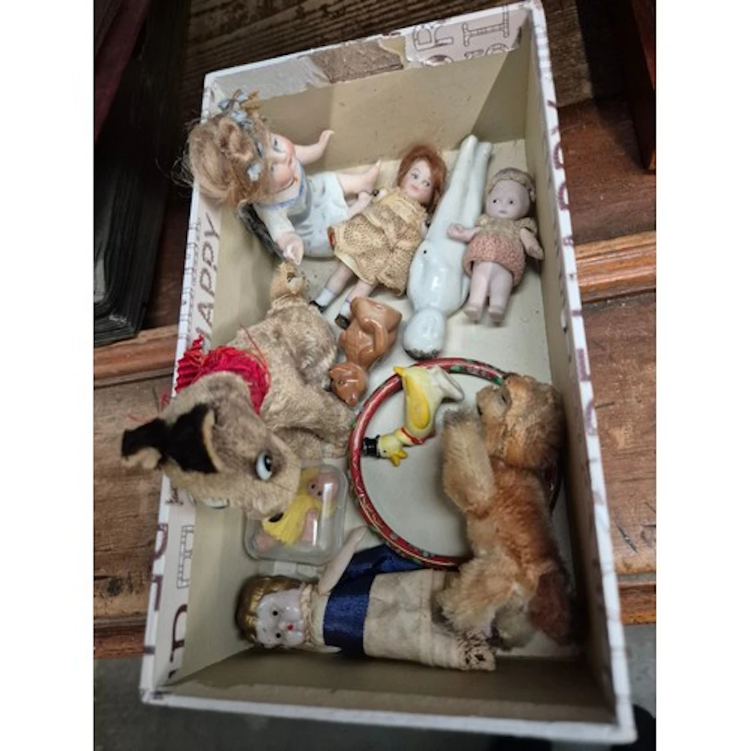 A tray of assorted vintage toys including Steiff etc.