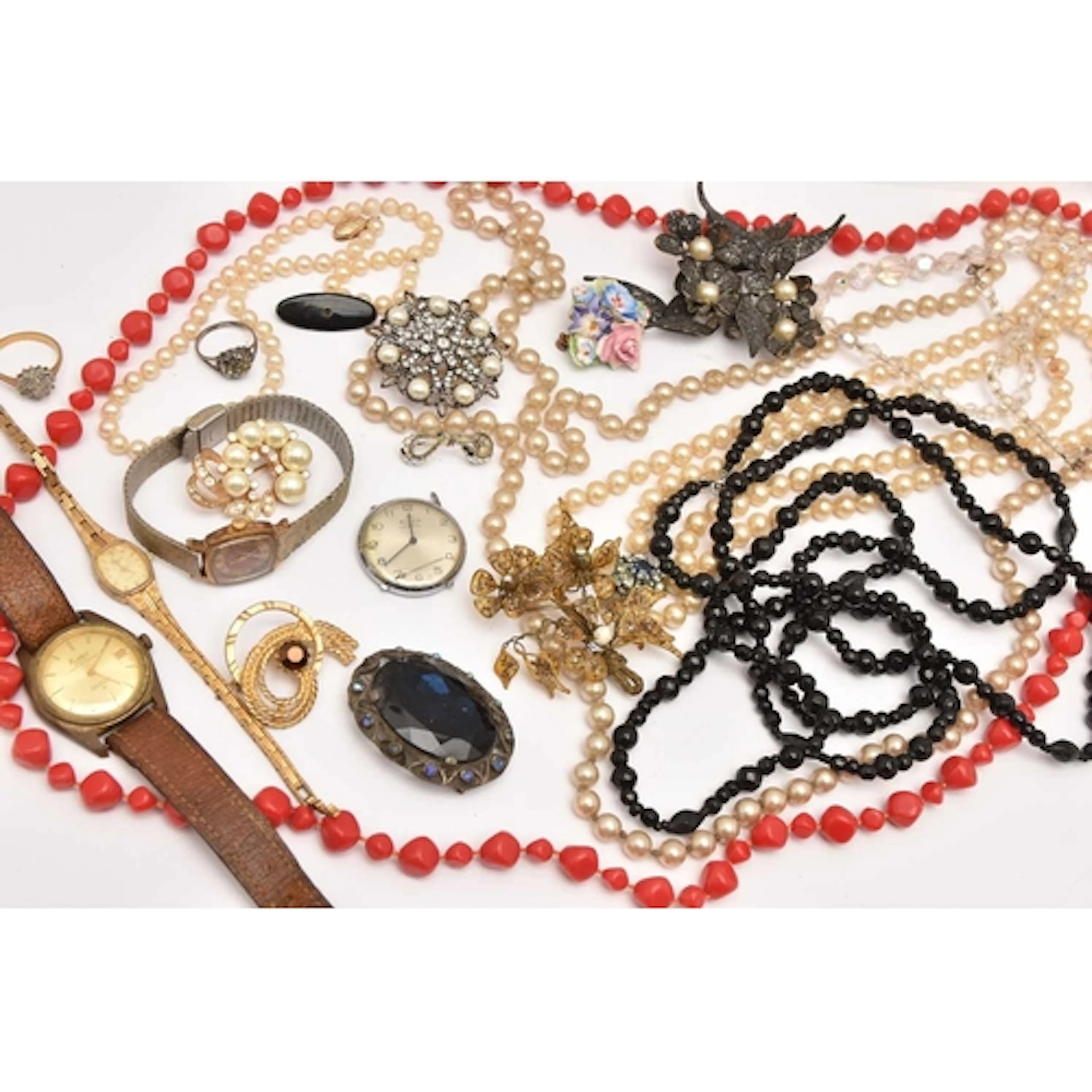 A SMALL ASSORTMENT OF COSTUME JEWELLERY, beaded necklaces, b...