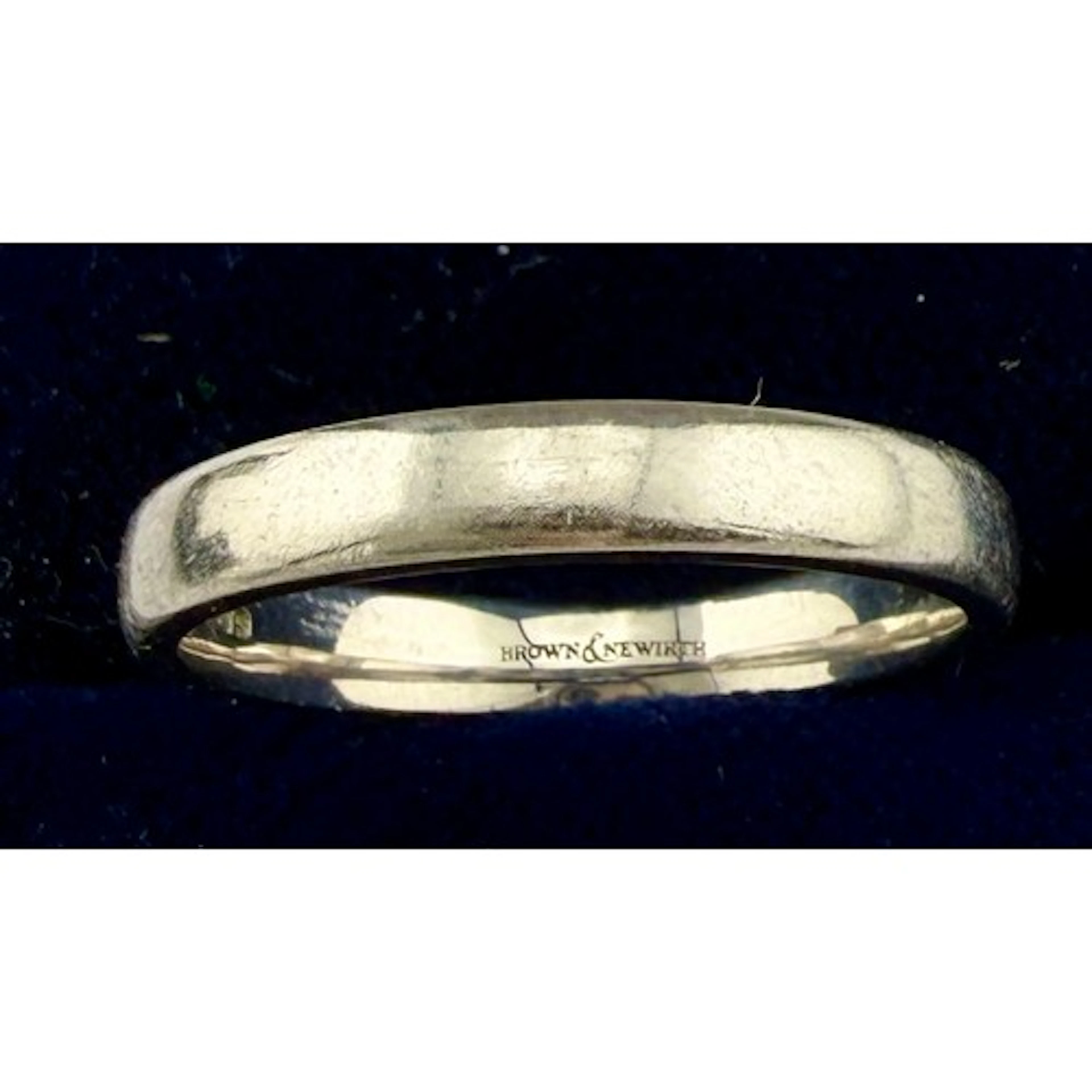 A Brown & Nerwith Platinum wedding band. Size K. Weight 4gm.