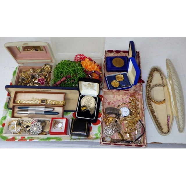 A qty of costume jewellery