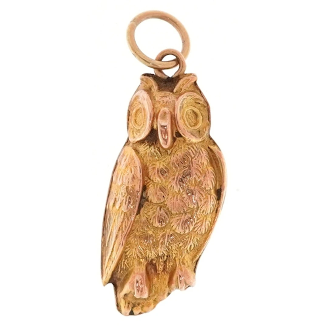 9ct gold charm in the form of an owl, 2cm high, 0.3g.
