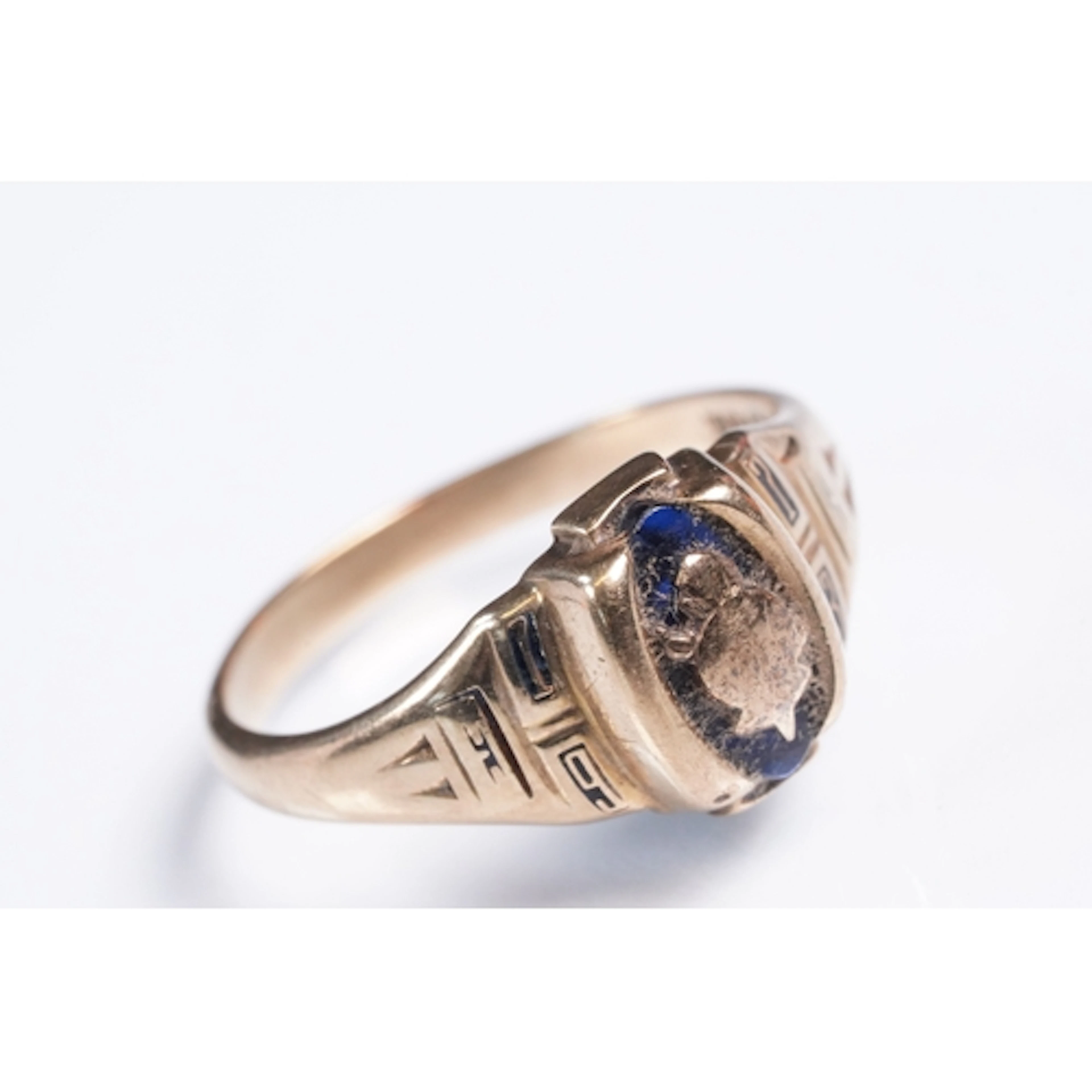 9ct gold 1970s blue stone Amercian class / college ring. The...