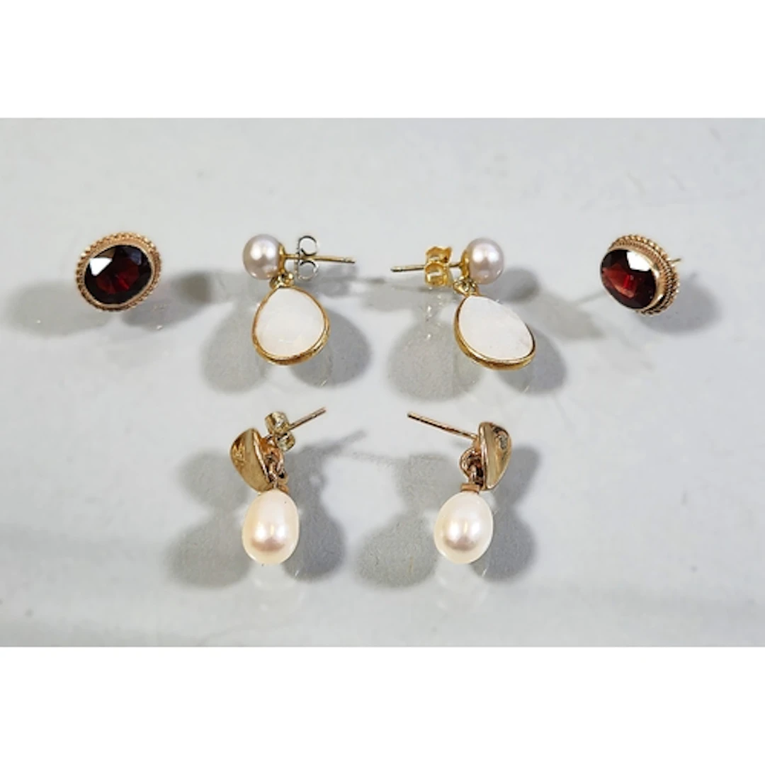 14ct white gold, diamond and freshwater pearl earring, the c...
