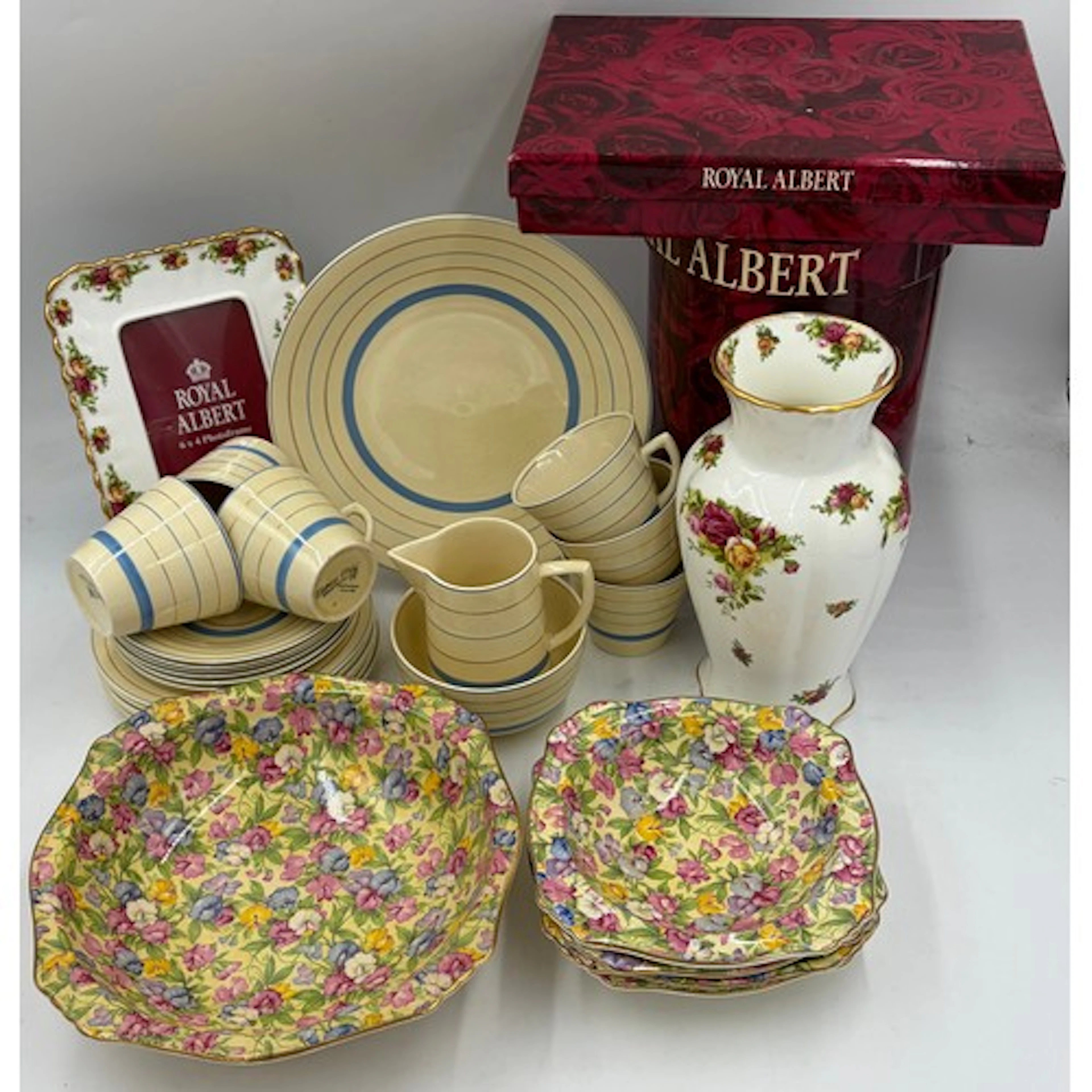 An Art Deco Clarice Cliff tea service with a cream, blue & g...