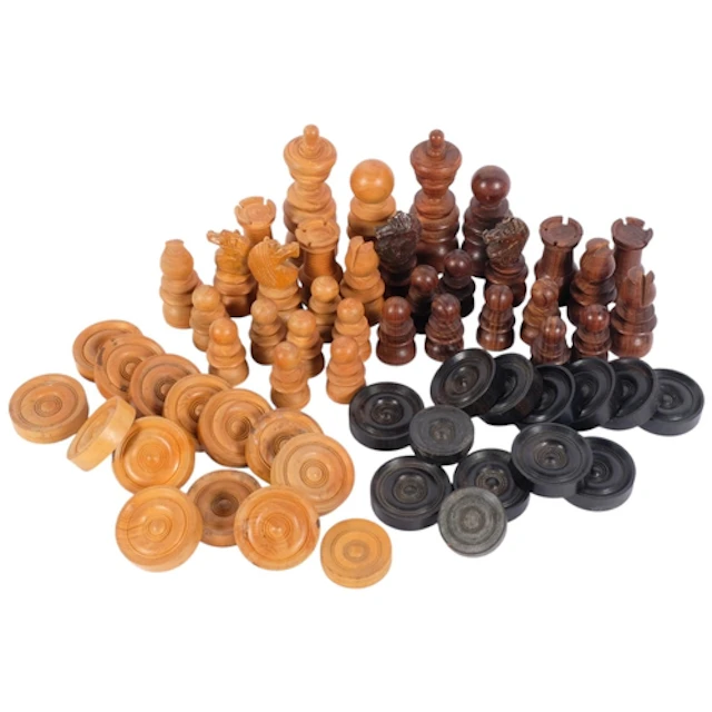 A turned wood chess set, King height 8.5cm, and draughts