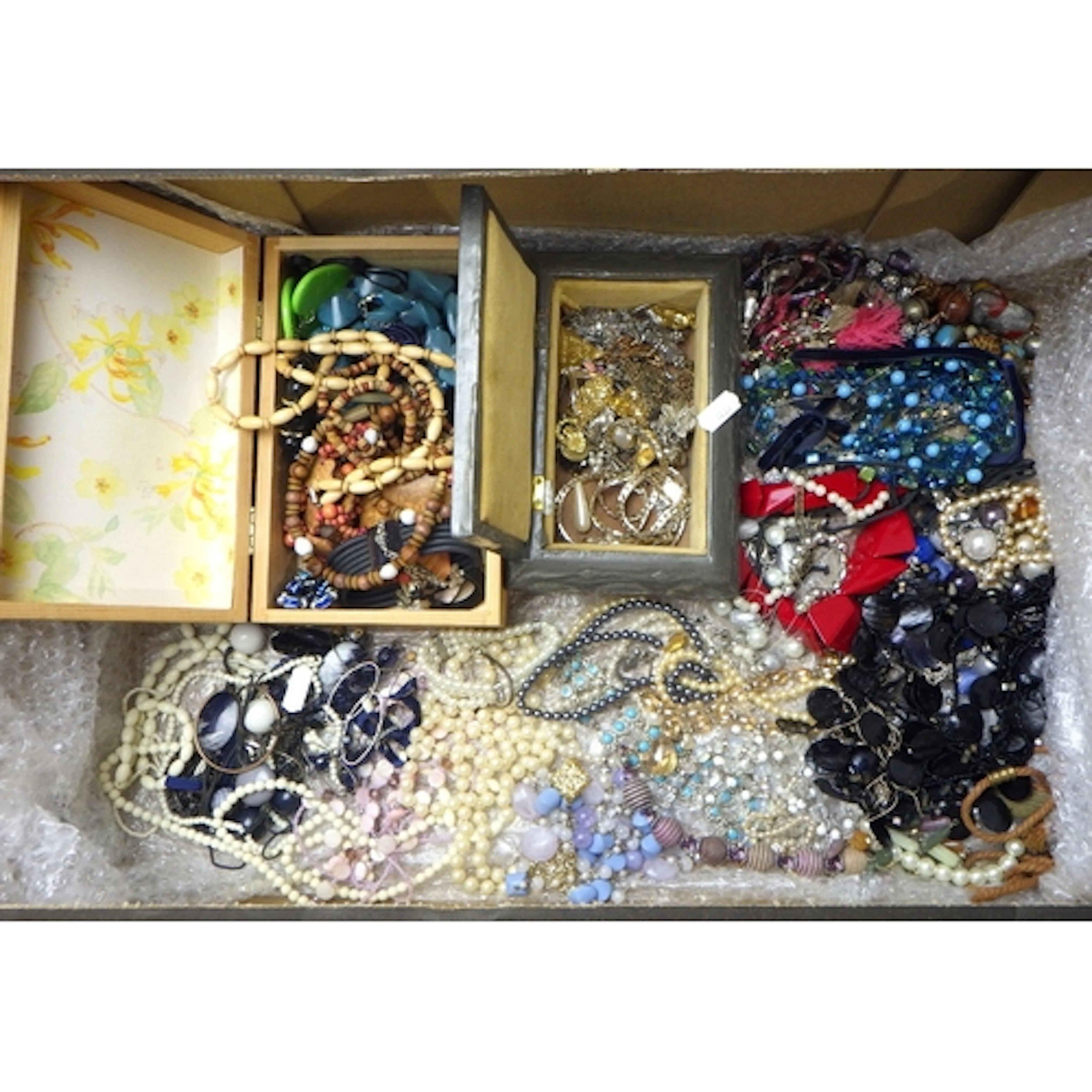 A qty of costume jewellery to inc necklaces, bracelets etc