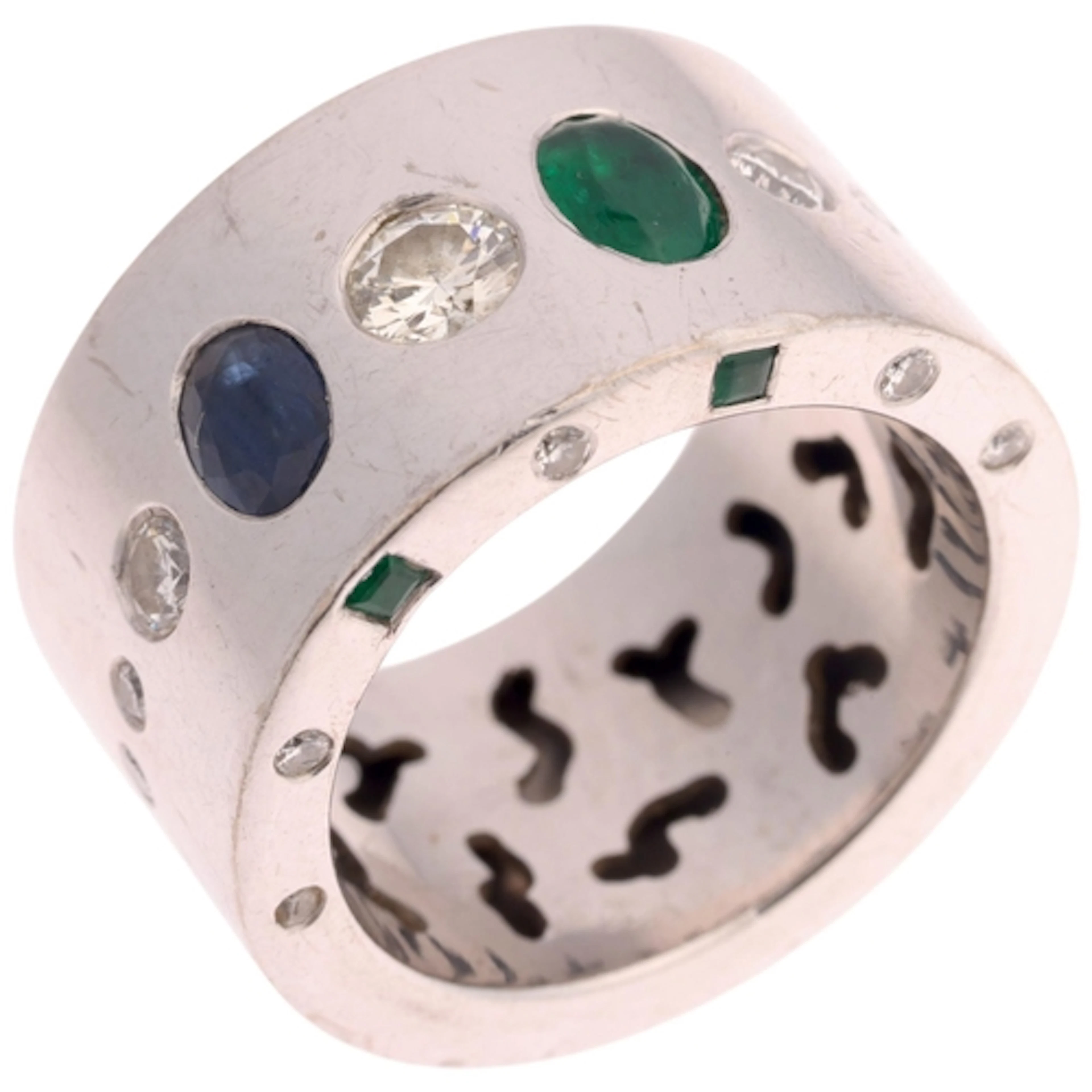 A heavy 18ct white gold sapphire emerald and diamond band ri...
