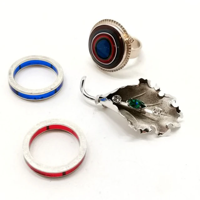 Ecco sterling silver brooch - 4.5cm t/w 3 costume rings
