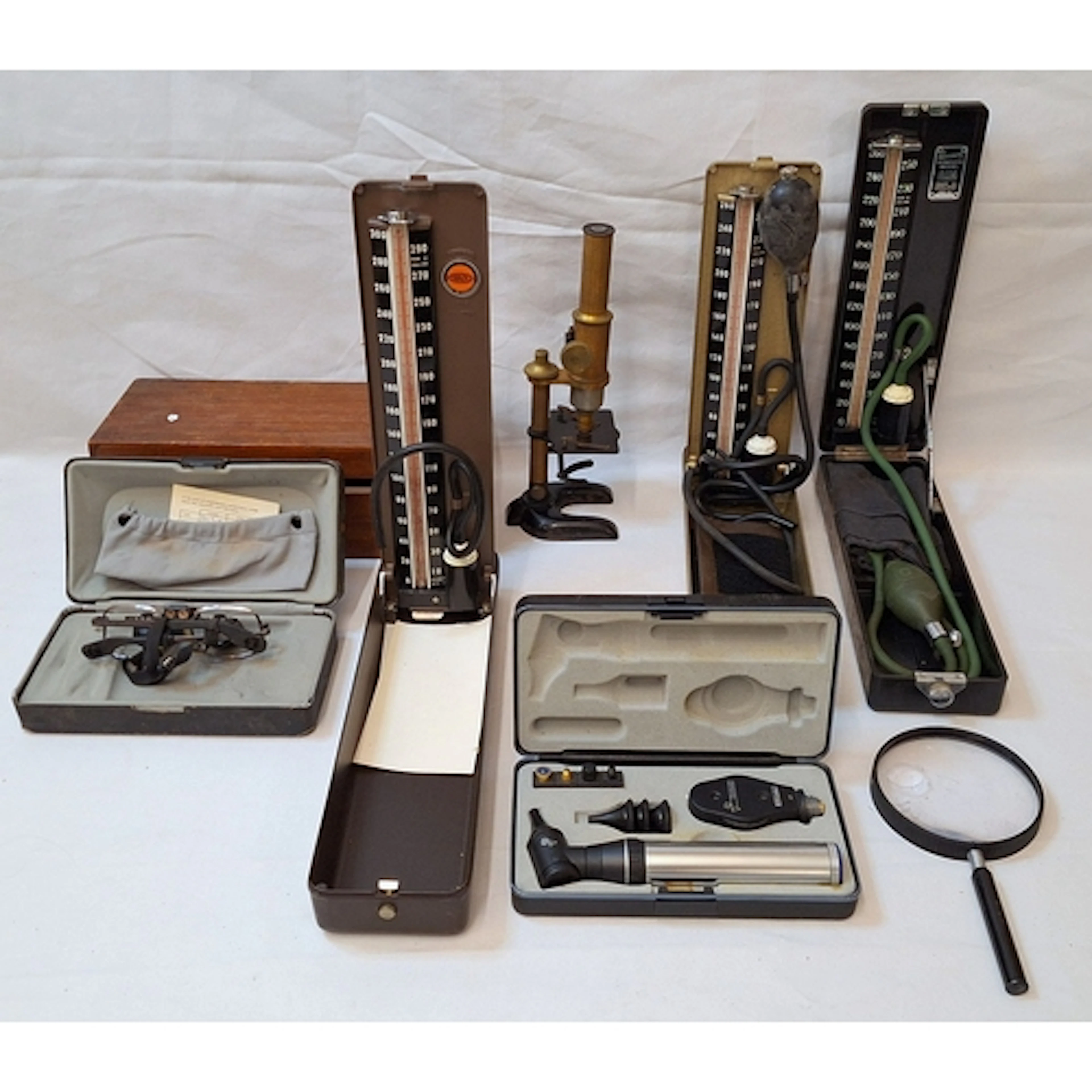 Vintage Medical Equipment incl. blood pressure monitors, Kee...