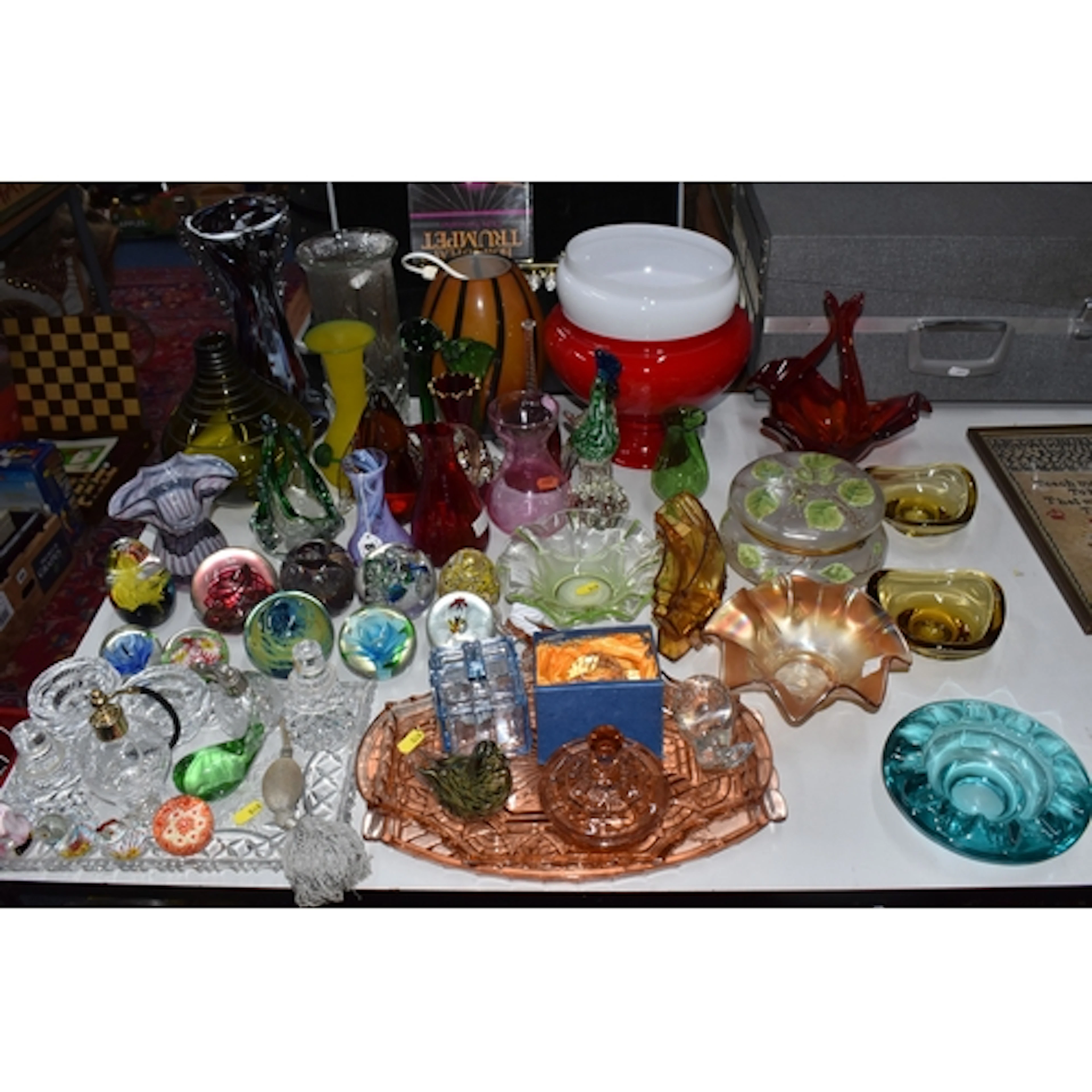 A COLLECTION OF COLOURED AND DECORATIVE GLASS WARE, to inclu...