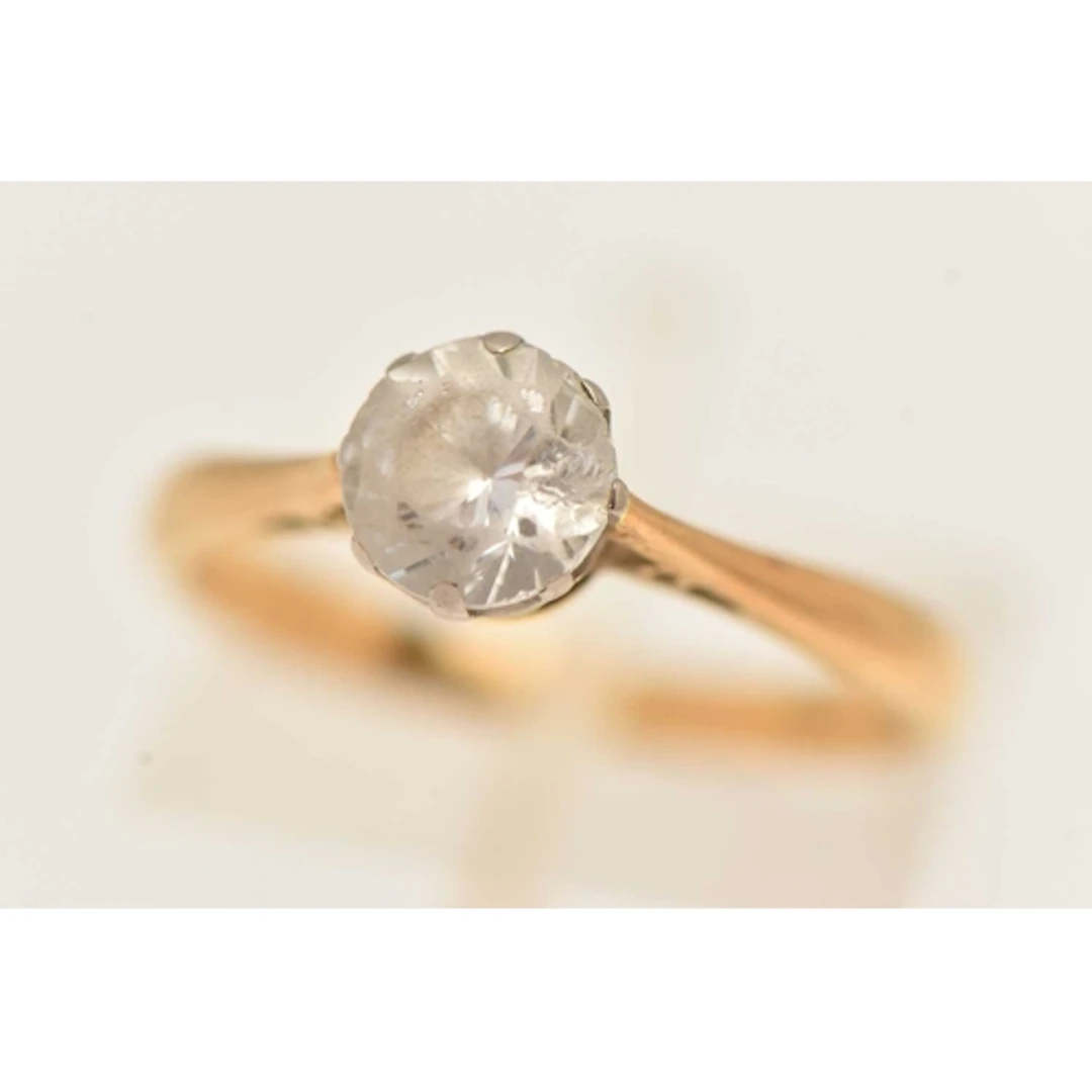 A YELLOW METAL GEM SET RING, circular cut colourless paste (...