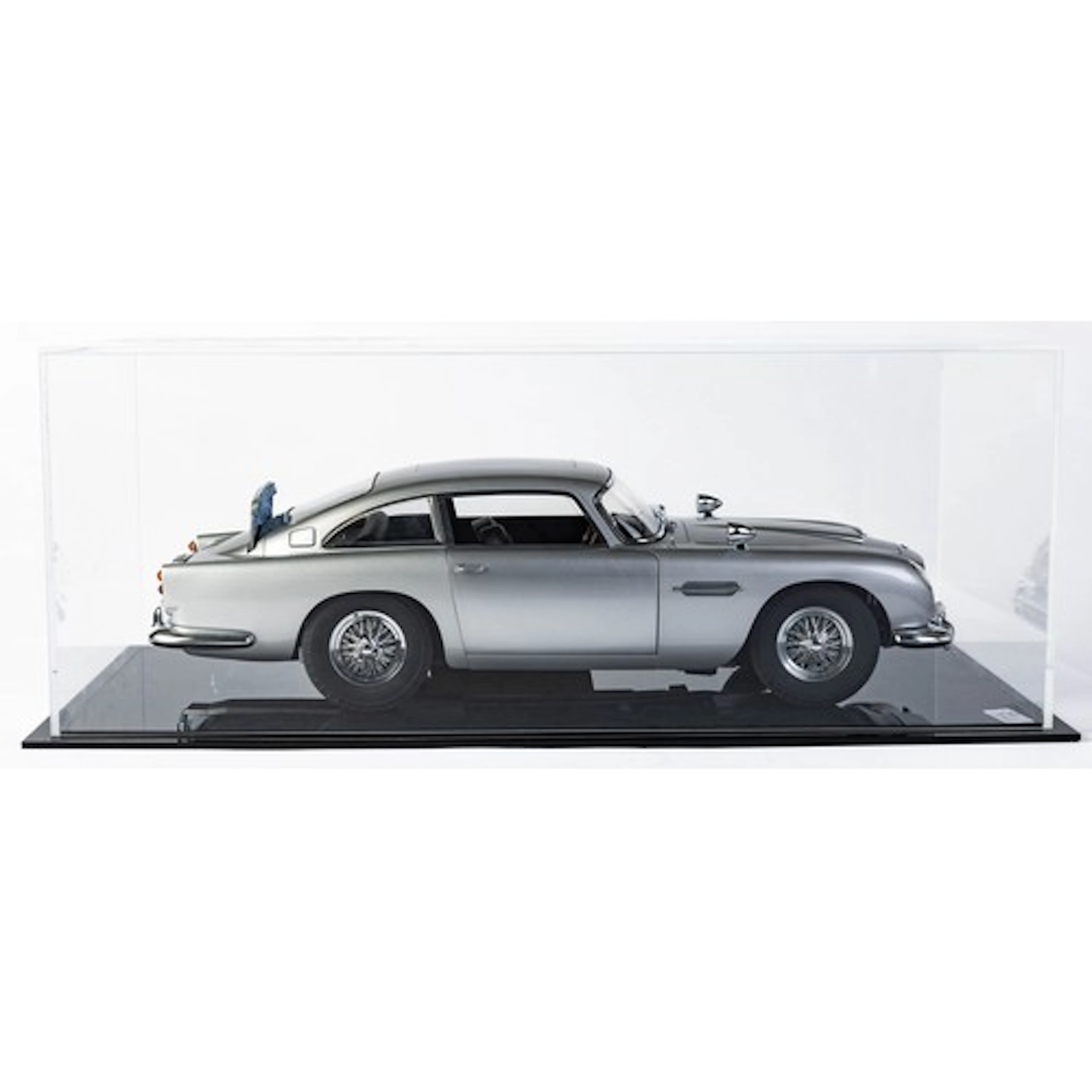 Eaglemoss 1:8 Scale James Bond 1964 Aston Martin DB5, as fea...
