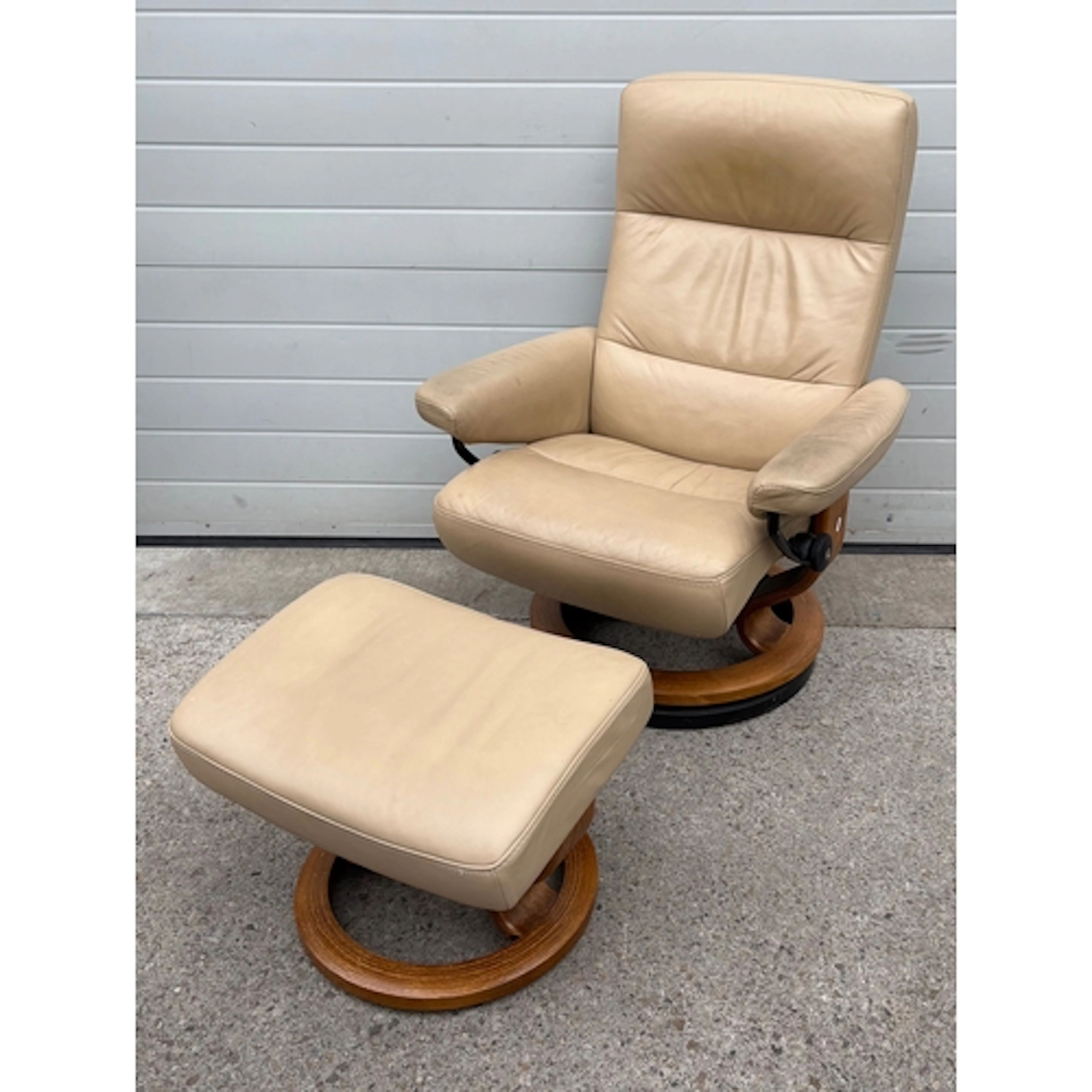 A Stressless arm chair & stool AF (2)