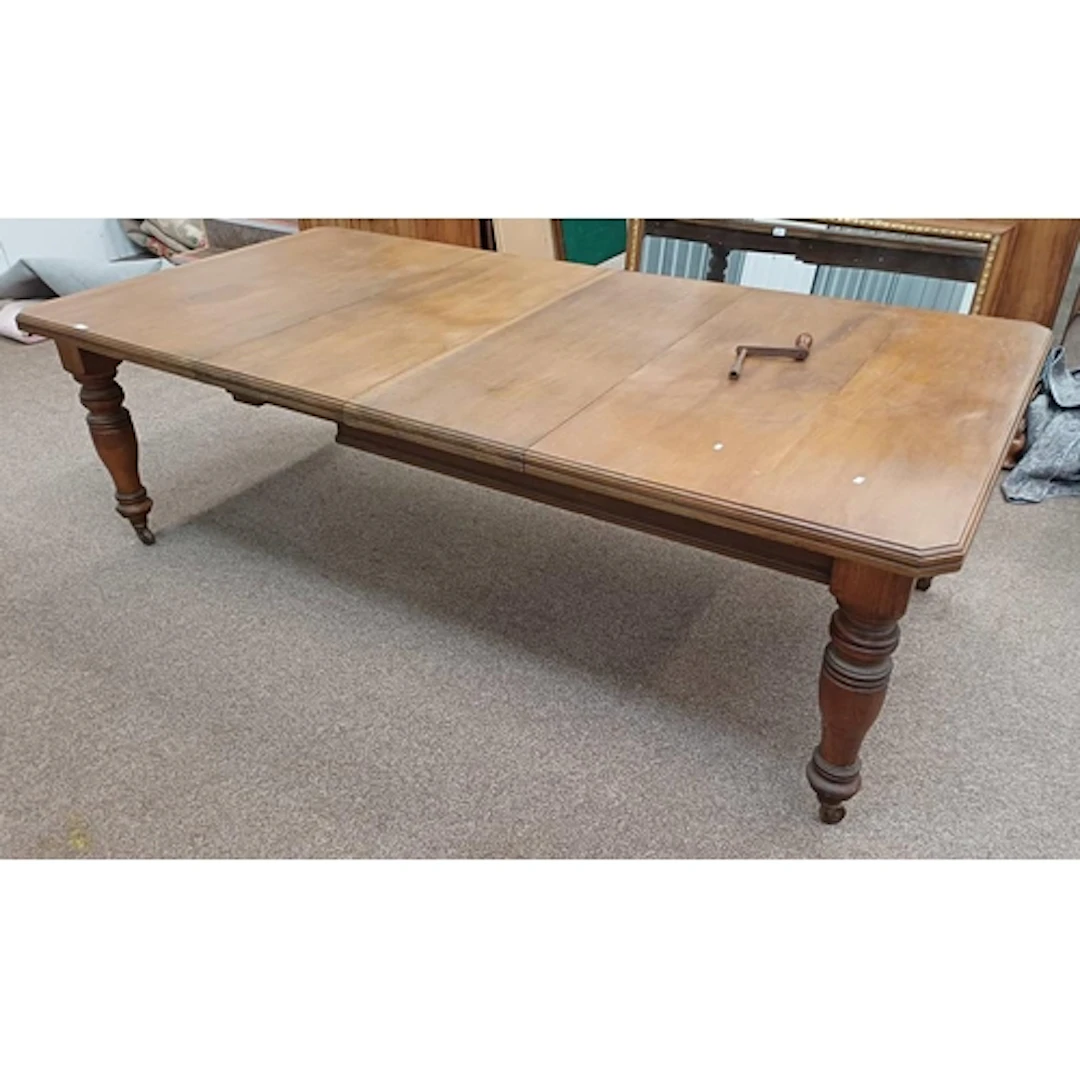 19TH CENTURY OAK EXTENDING DINING TABLE ON TURNED SUPPORTS -...