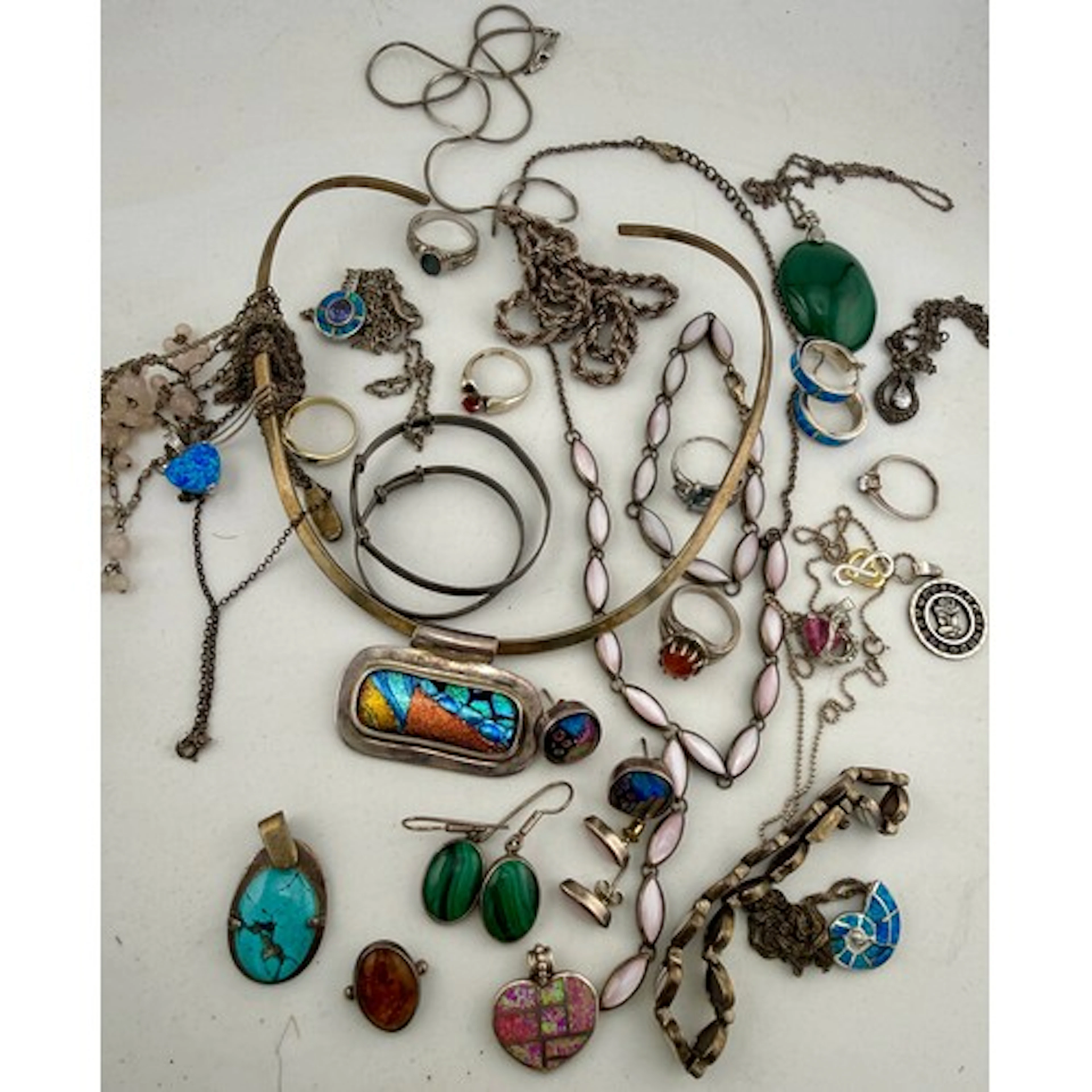 A collection of sterling silver jewellery to include malachi...