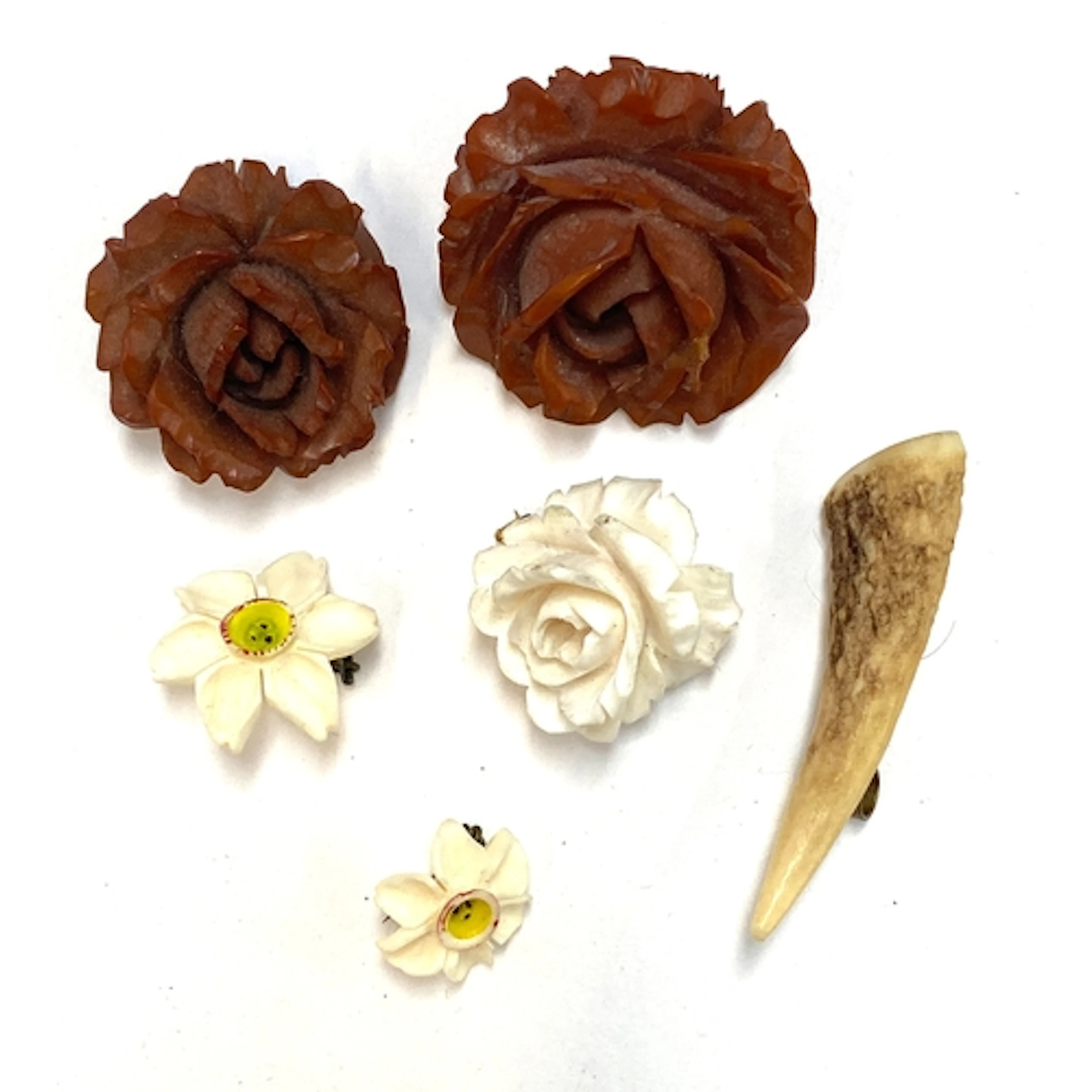 A collection of vintage carved bakelite flower brooches to i...