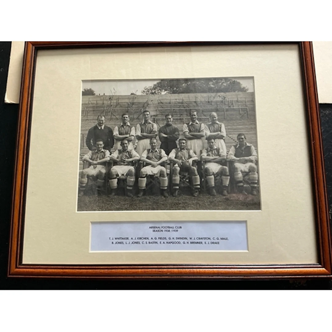 38/39 Arsenal Signed Framed Team Picture: 10 x 8 photo fully...