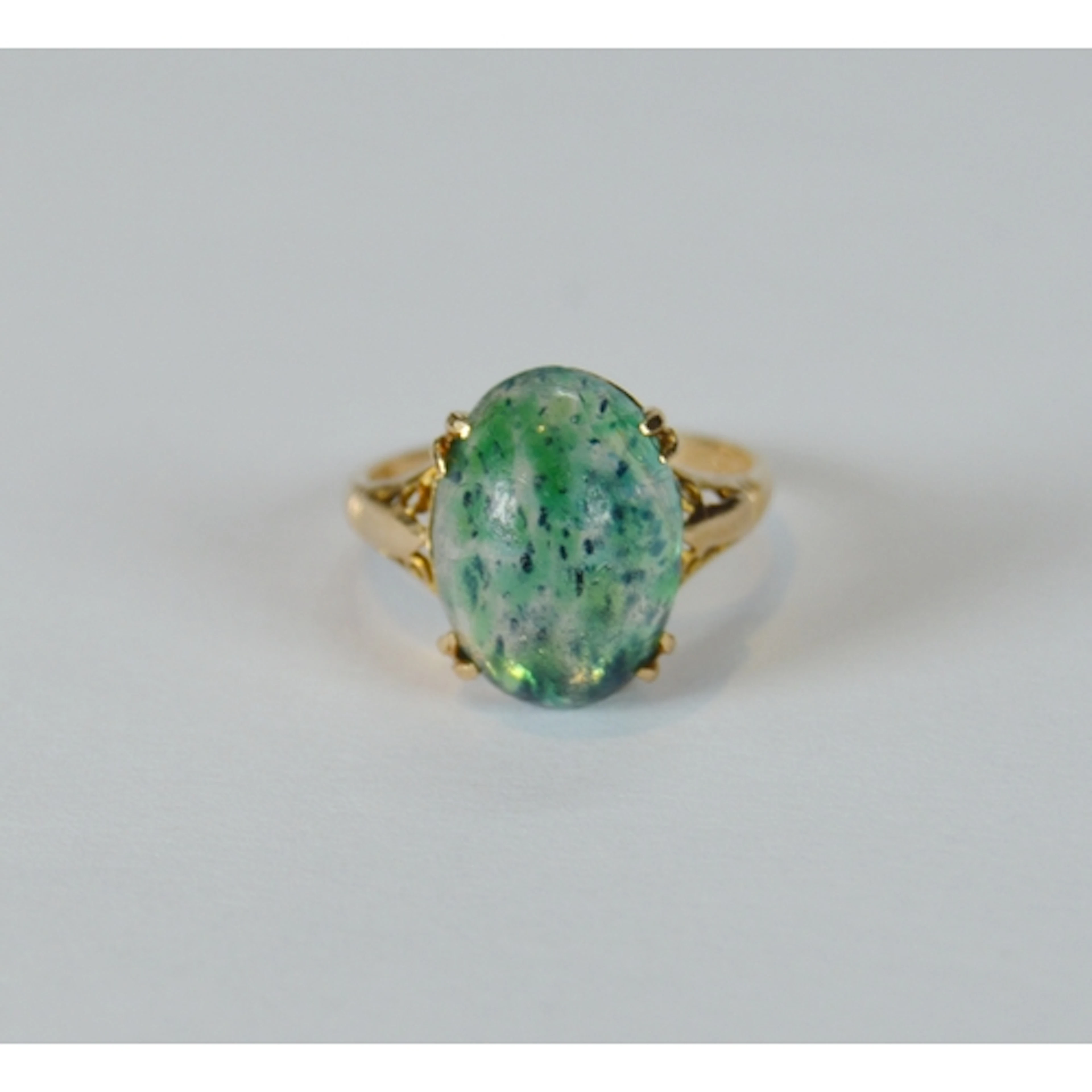 9ct gold aventurine quartz ring, the large oval quartz caboc...
