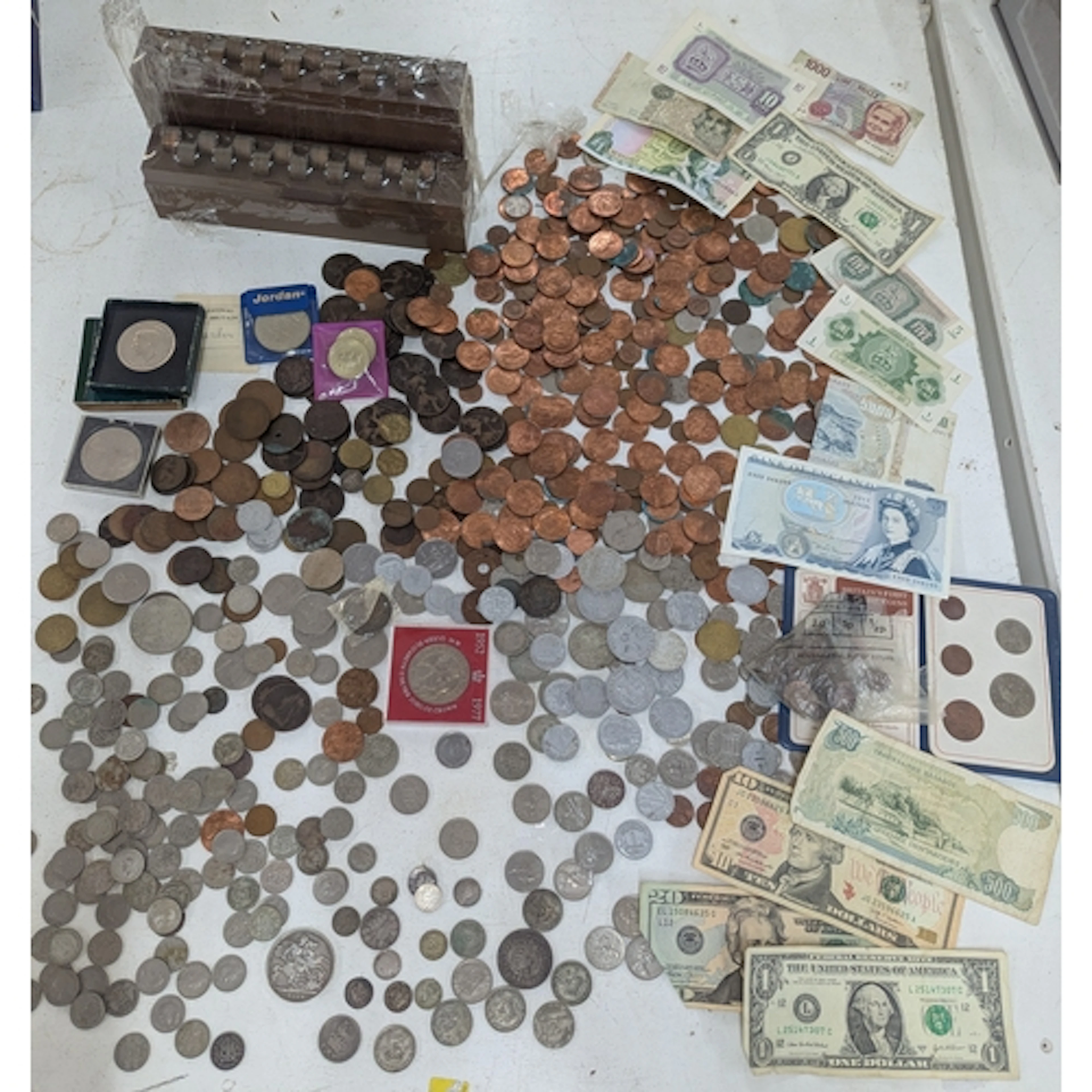 A large selection of world coinage and bank notes (mainly Br...