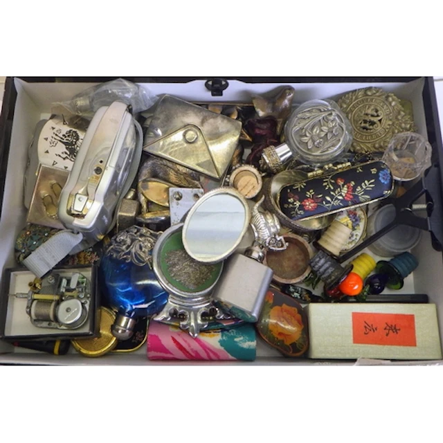 A qty of misc collectables to inc pill boxes etc