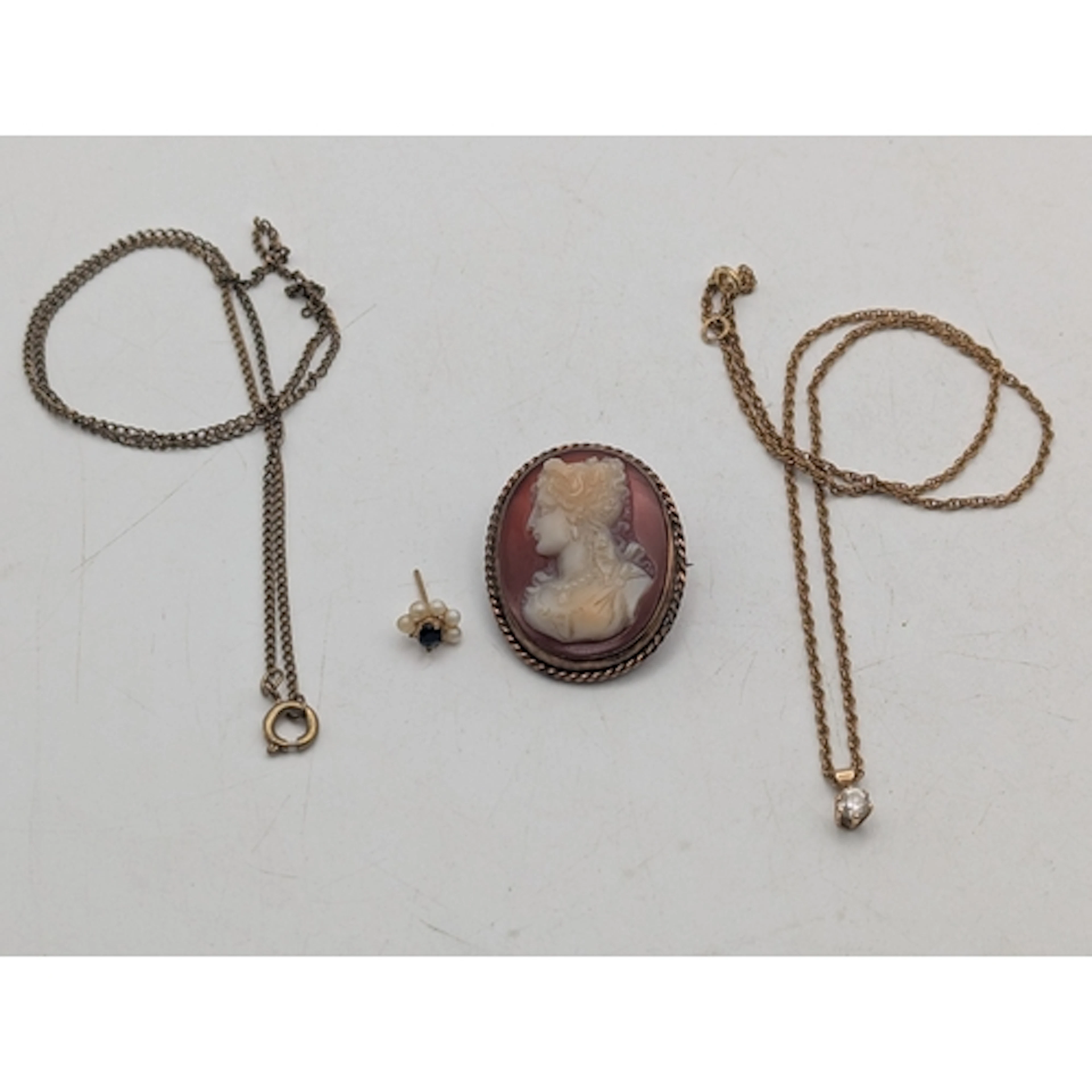 Mixed jewellery to include a cameo brooch mounted in a yello...