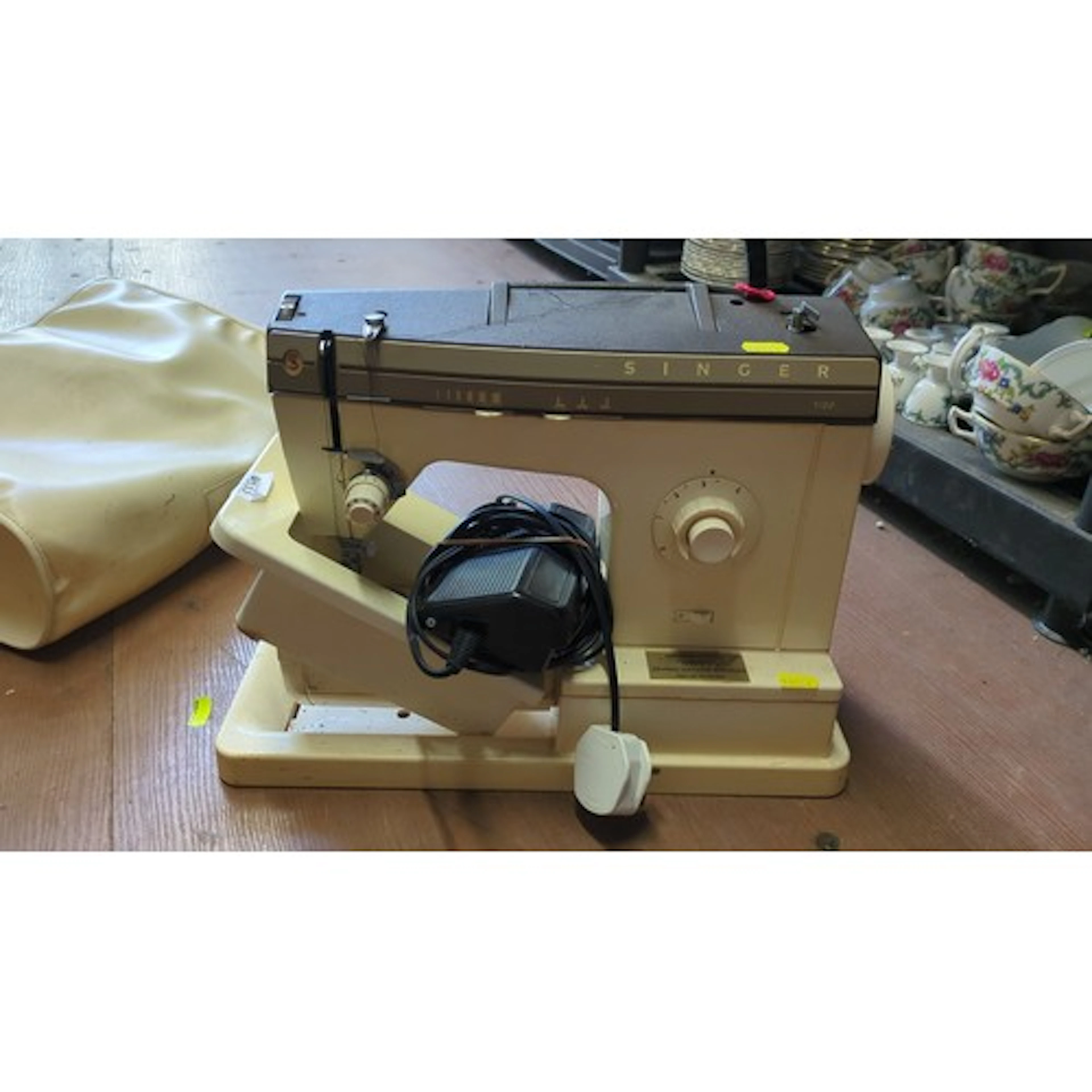 Singer 7102 electric sewing machine, made in Italy, in cream...