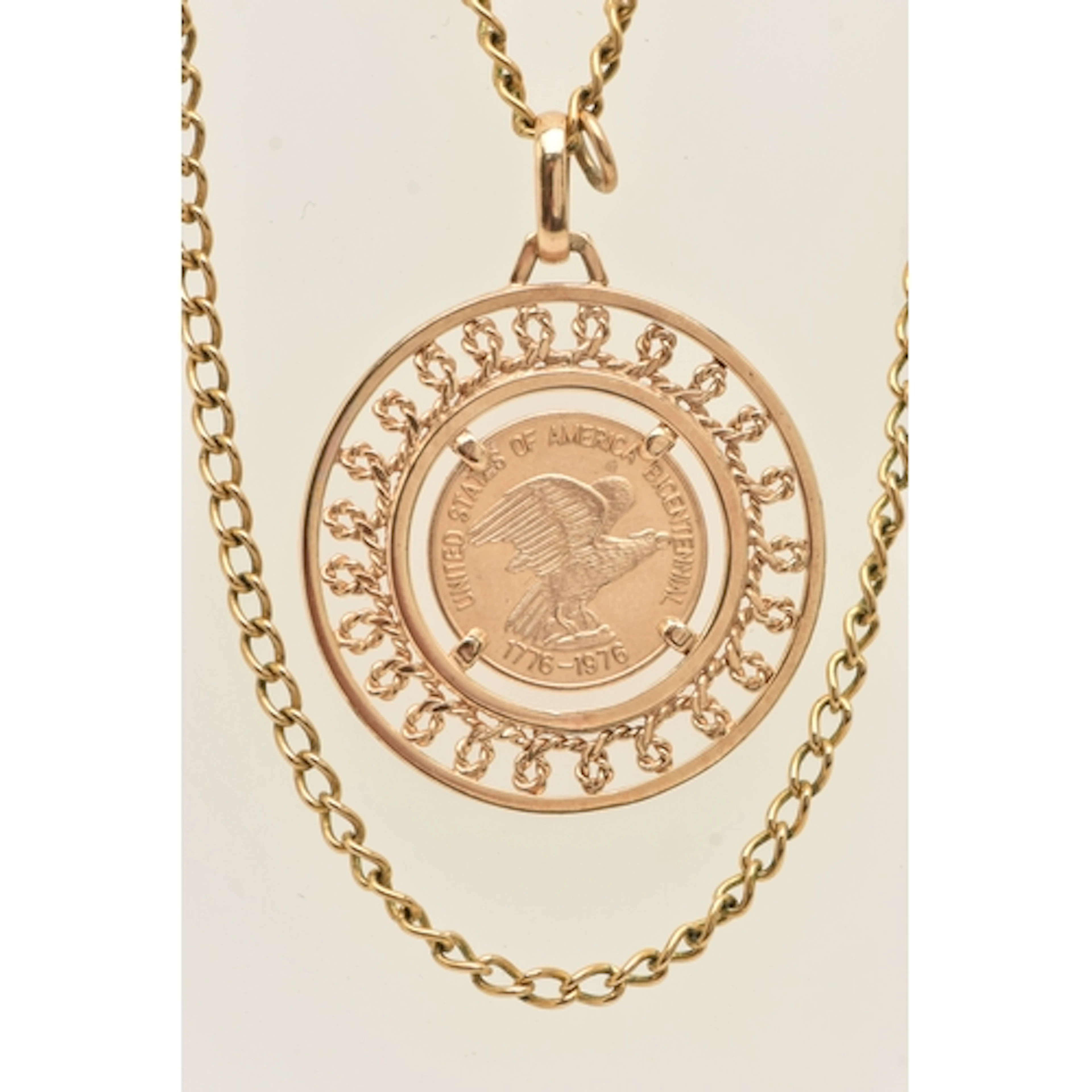 A MOUNTED UNITED STATES OF AMERICA BICENTENNIAL COIN PENDANT...