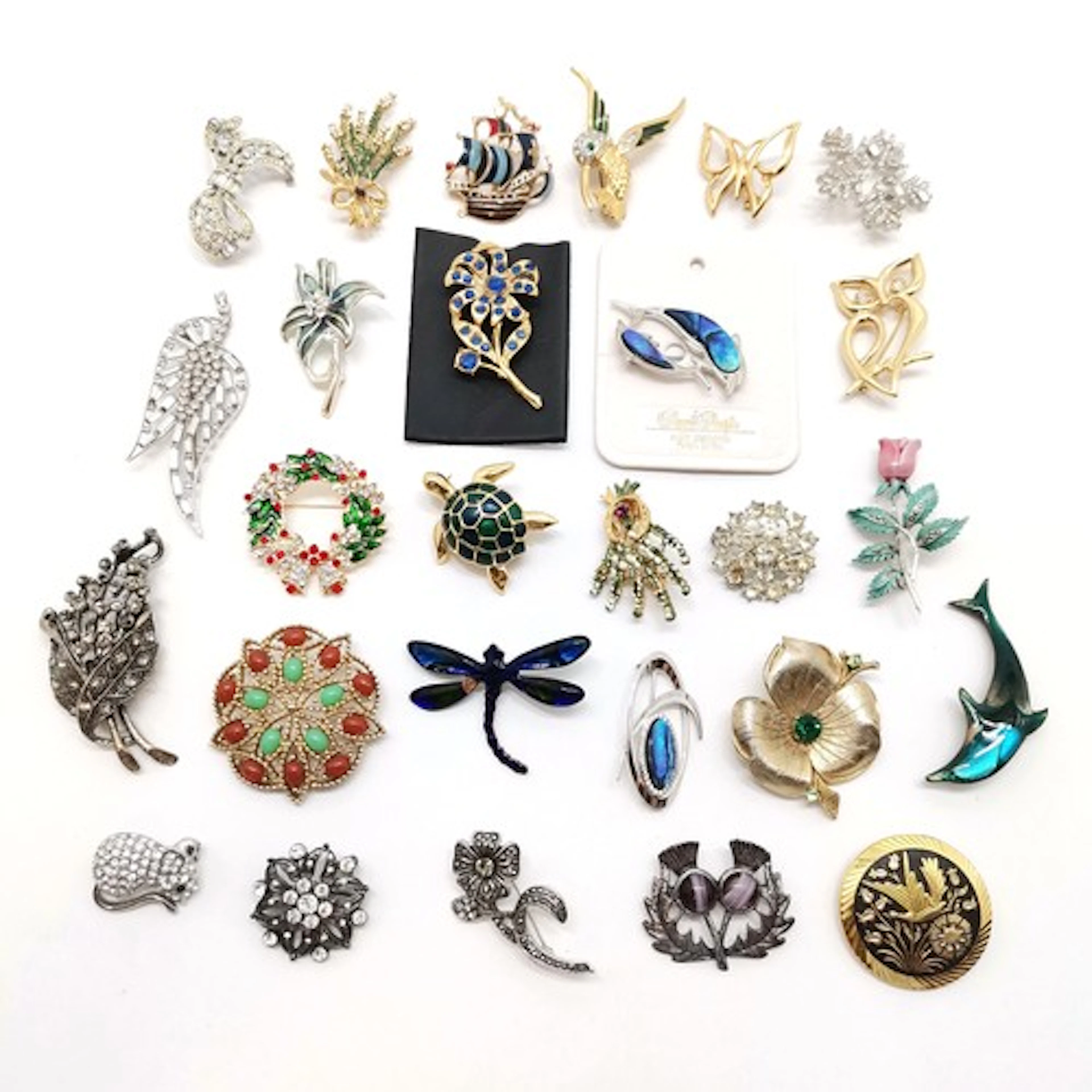 Qty of costume brooches inc galleon, mouse, kingfisher, turt...