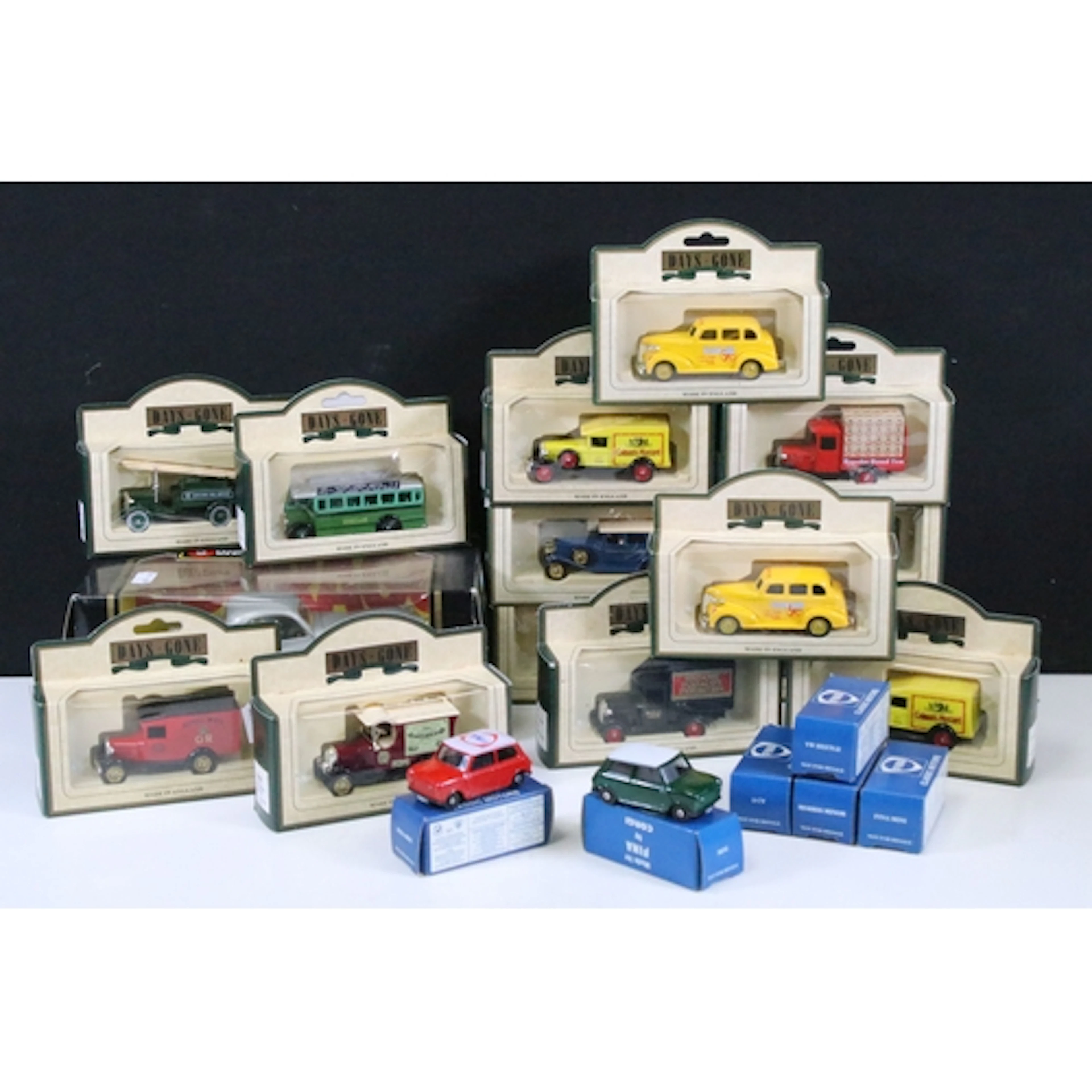 21 Boxed diecast models to include Burago 1/24 Jaguar XK 120...
