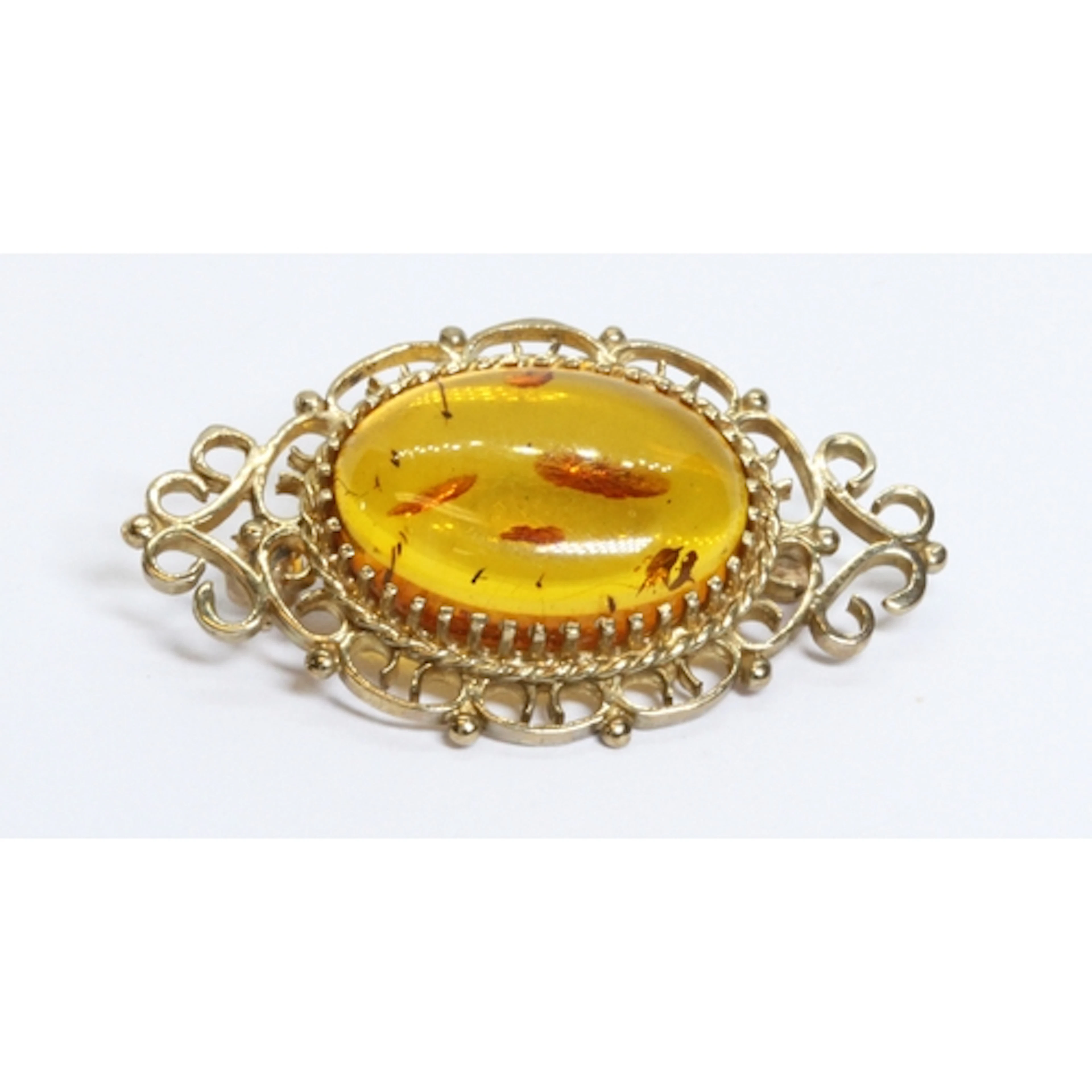 A hallmarked 9ct gold amber cabochon brooch, length 35mm, gr...