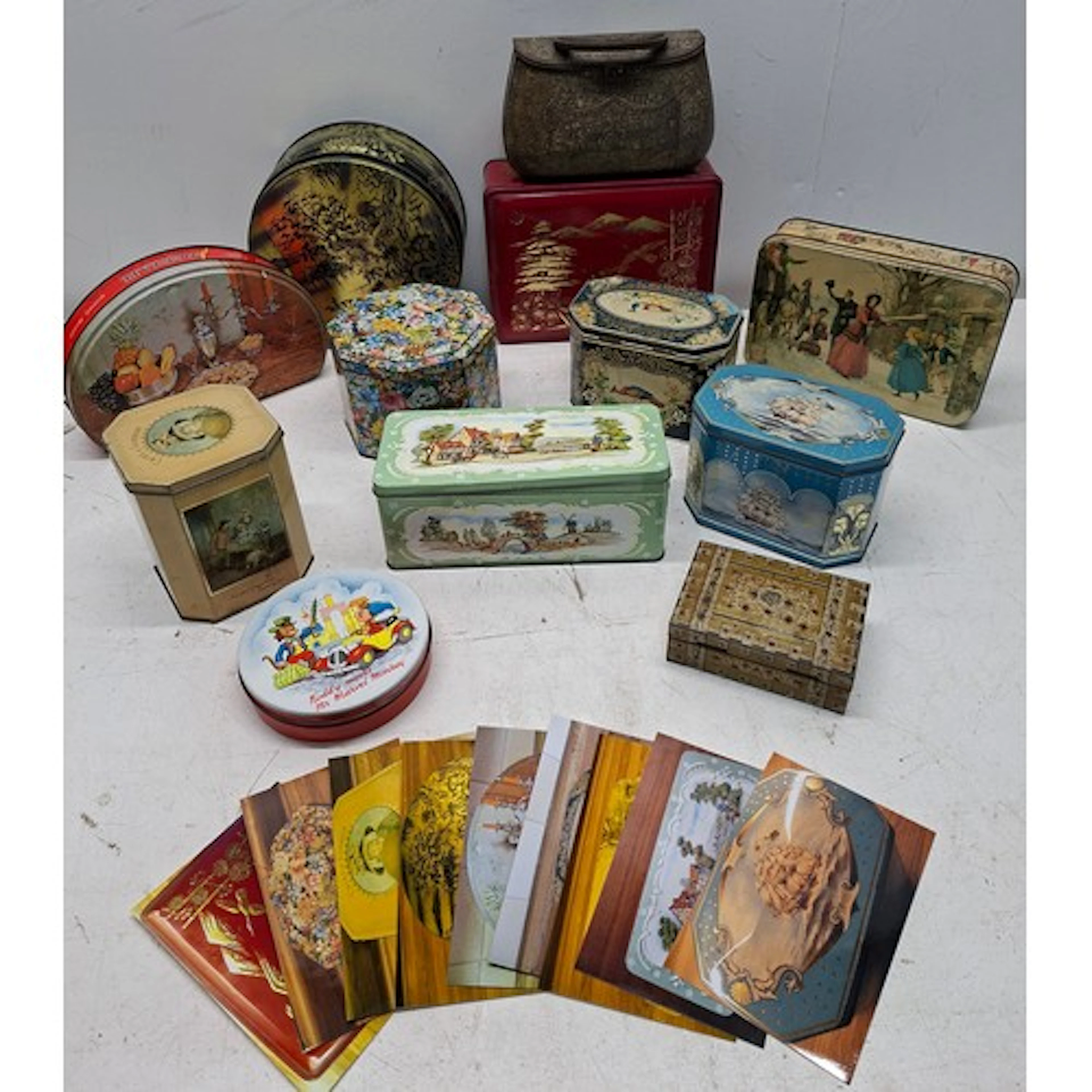 A collection of Huntley & Palmer tins to include a 1931 cask...