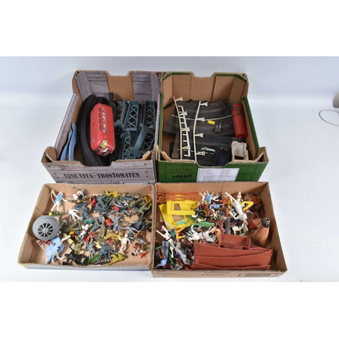 A QUANTITY OF ASSORTED PLASTIC FIGURES, to include Timpo Kni...