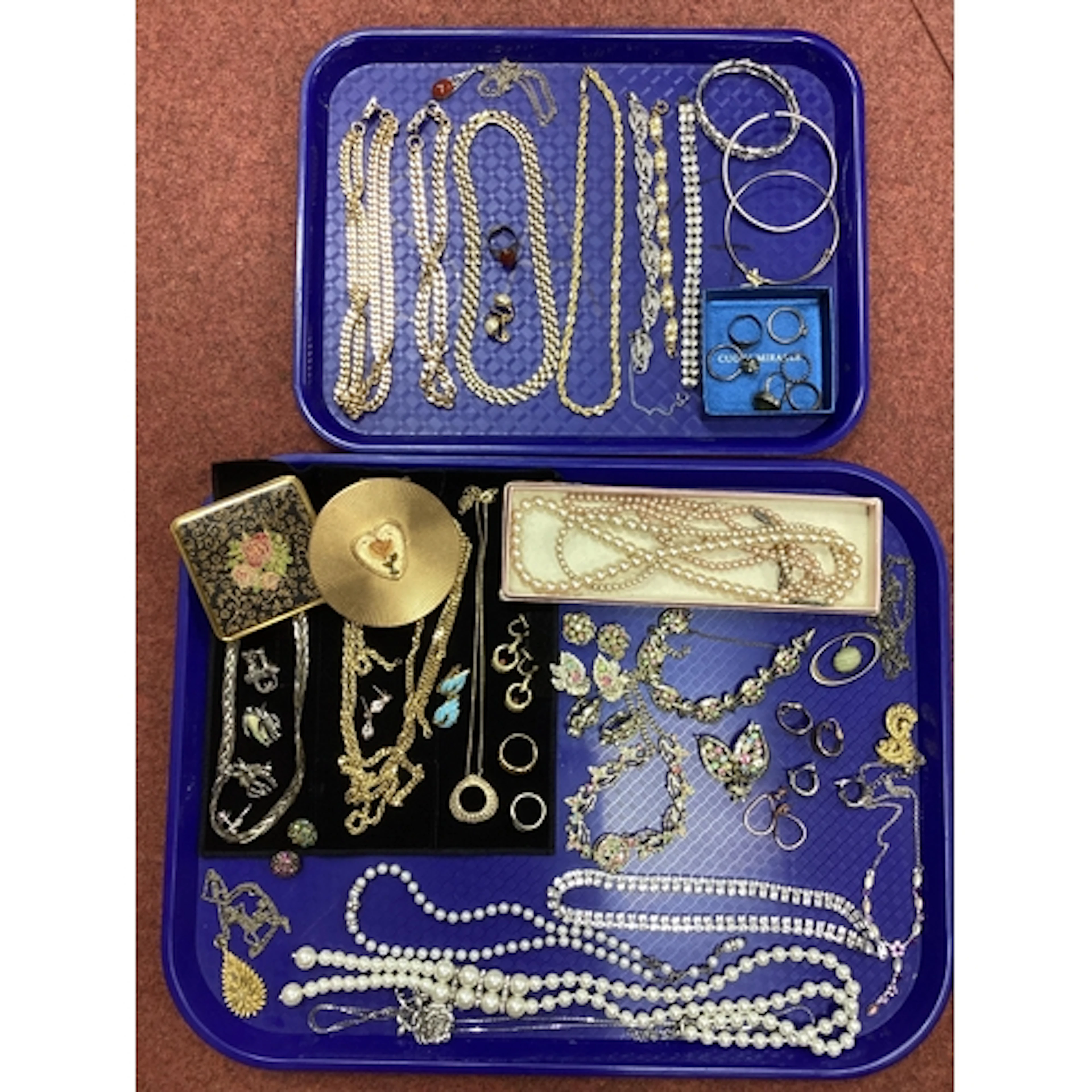 A Collection of Assorted Vintage and Later Costume Jewellery...