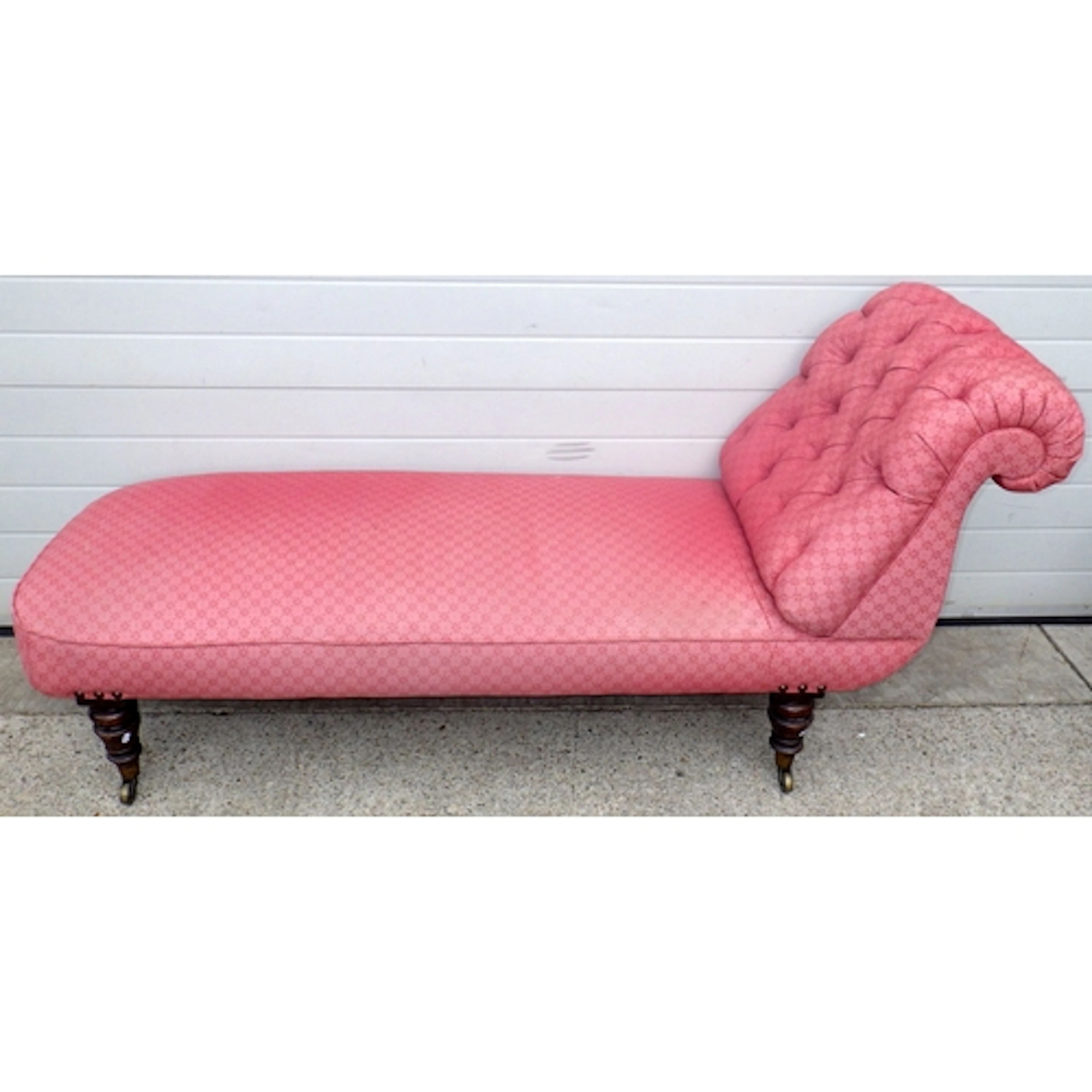 A Victorian button upholstered chaise longue