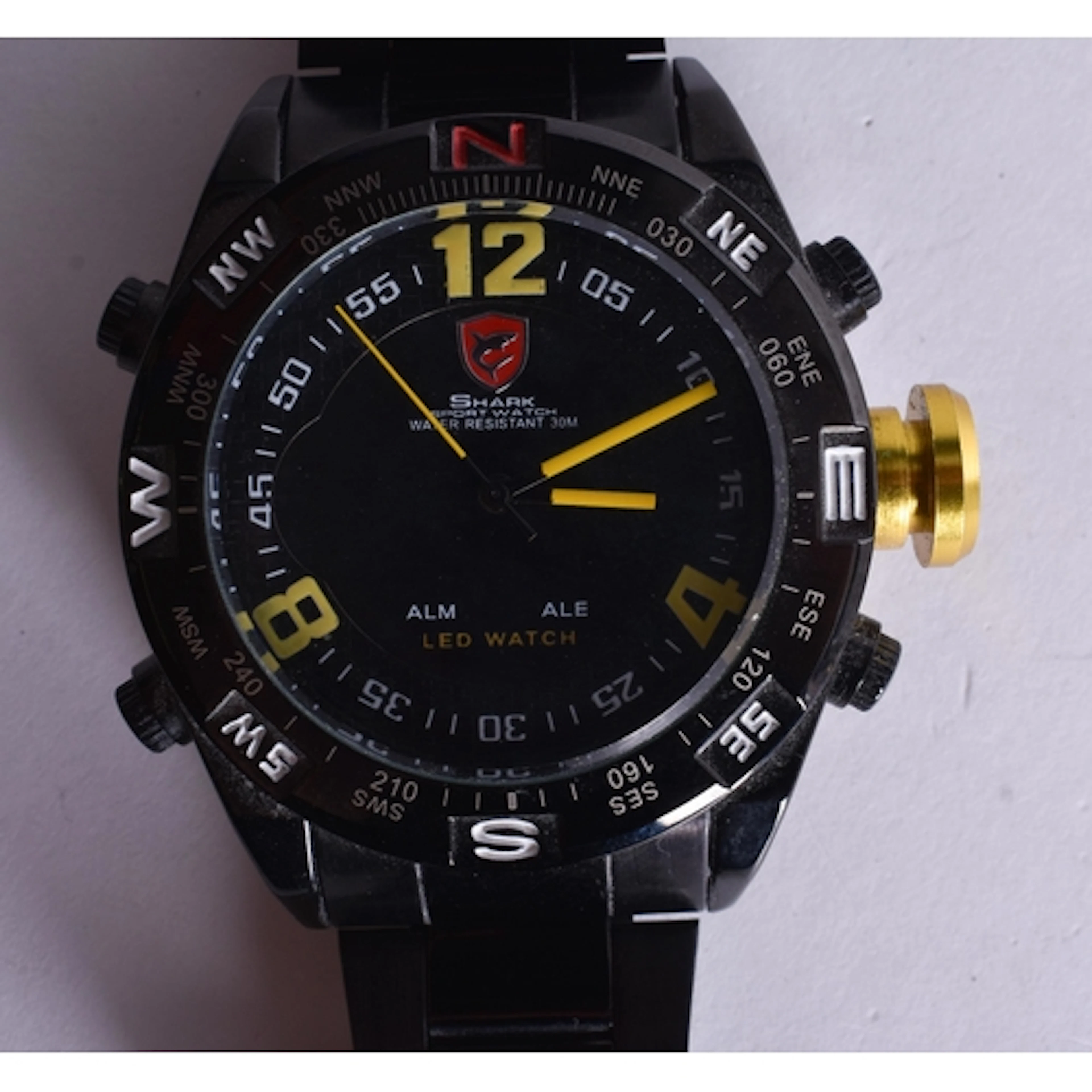 A SHARK MEN'S WATCH. Untested. 5.25cm wide.
