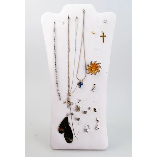 A 9ct gold cross pendant and single stud earring, 1.1g, toge...