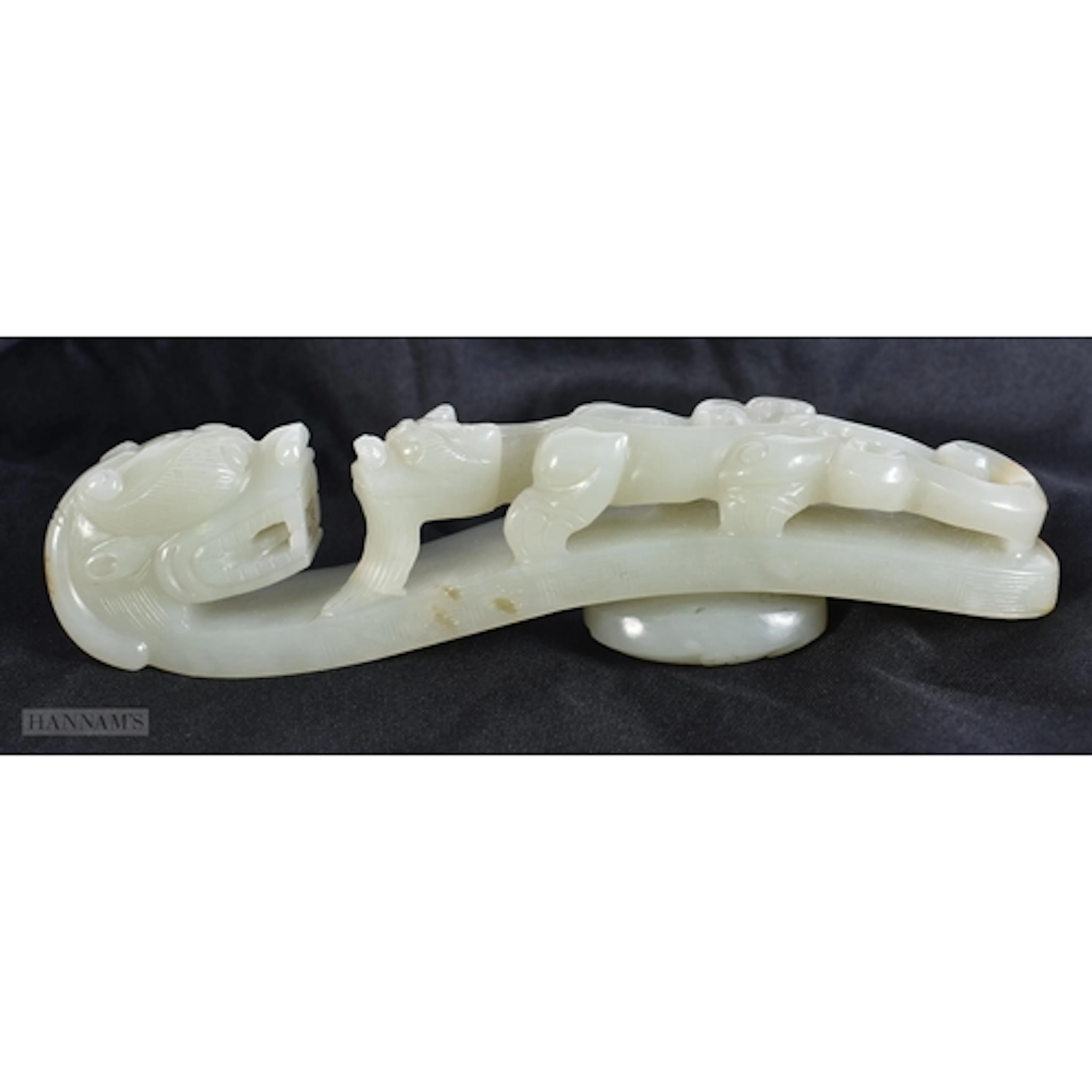 A FINE 18TH CENTURY CHINESE CARVED JADE BELT HOOK Qing, of e...