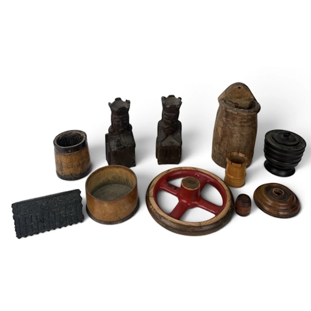 A COLLECTION OF WOODEN AND TREEN ITEMS, TO INCLUDE CARVED WO...