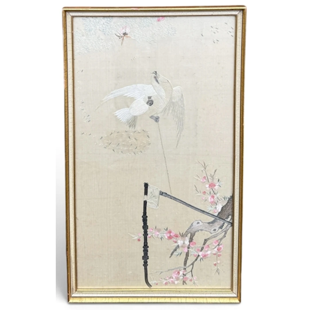 AN EARLY 20TH CENTURY CHINESE SILK EMBROIDERY OF A BIRD OF P...