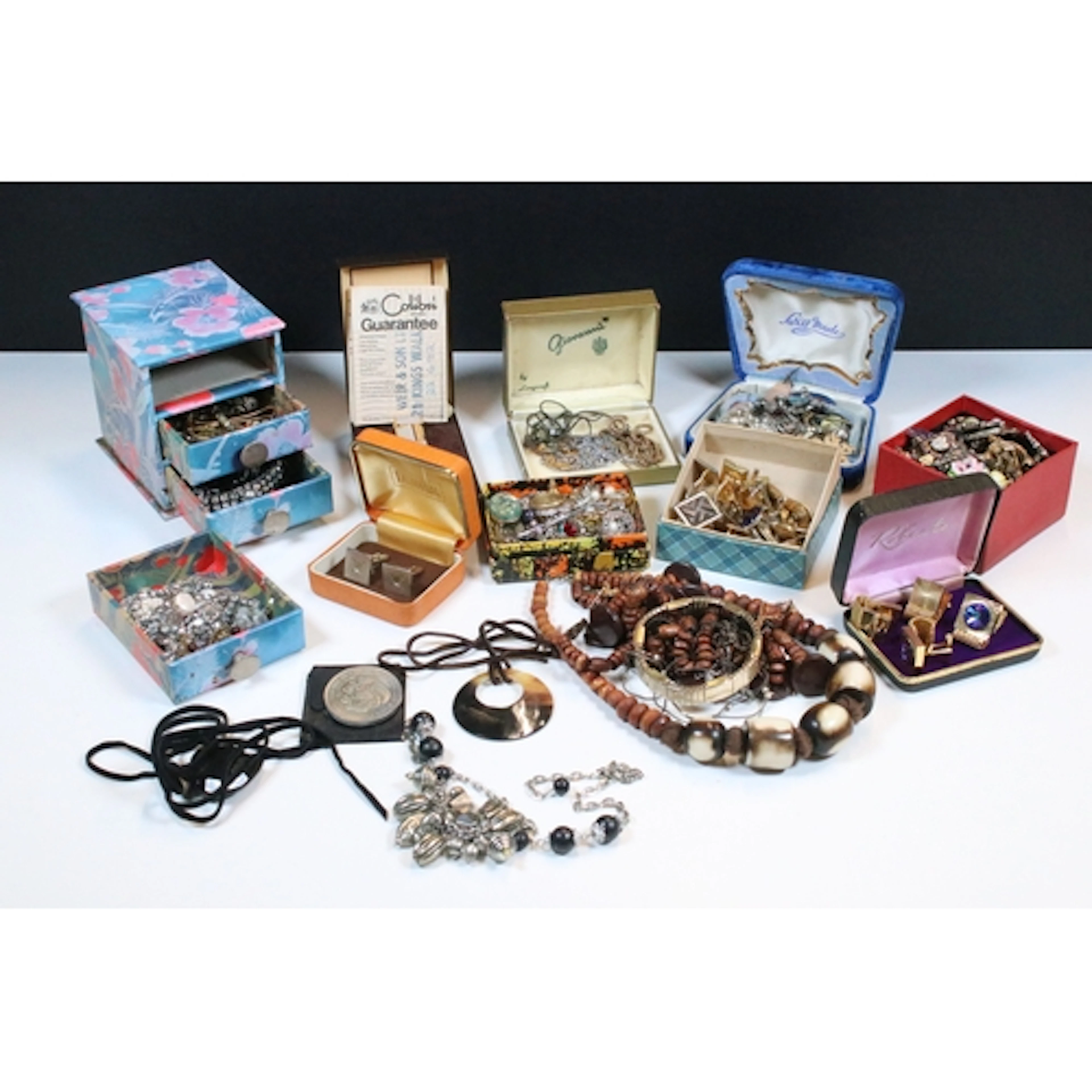 Mixed costume jewellery to include a selection of brooches, ...