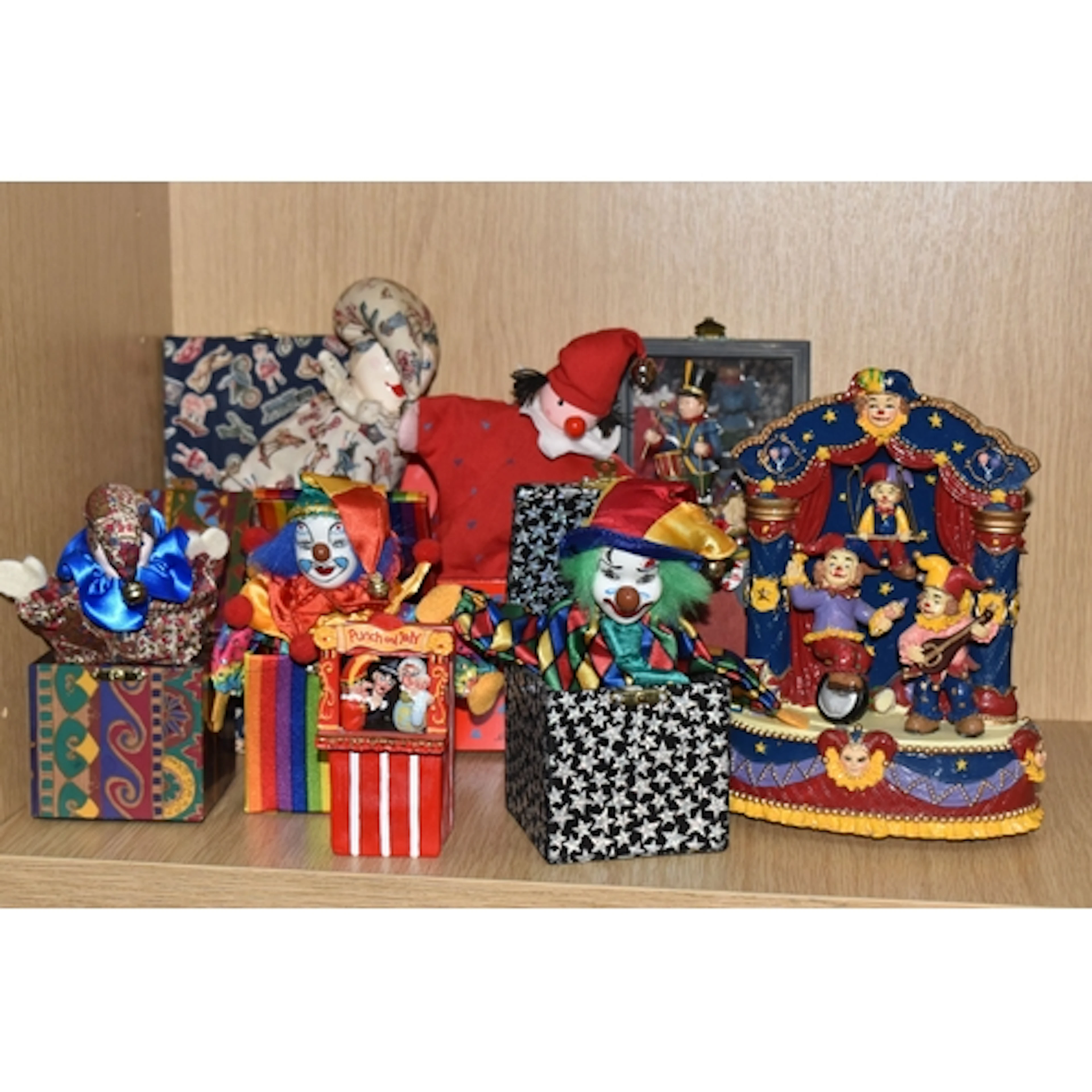 A GROUP OF VINTAGE TOYS AND NOVELTY GIFTWARE, to include two...