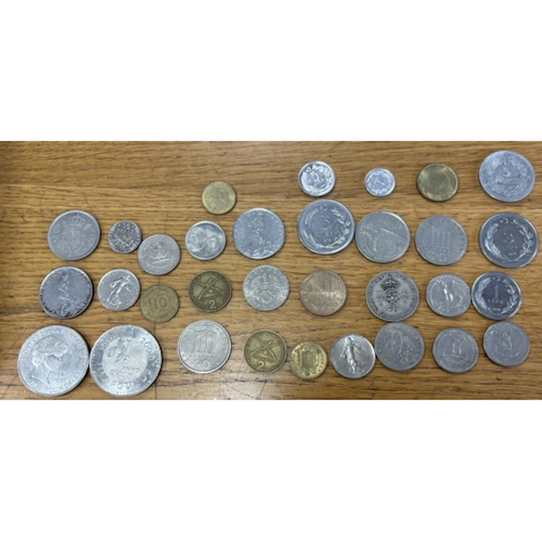 Loose collection in plastic sleeves of pre decimal issues, r...