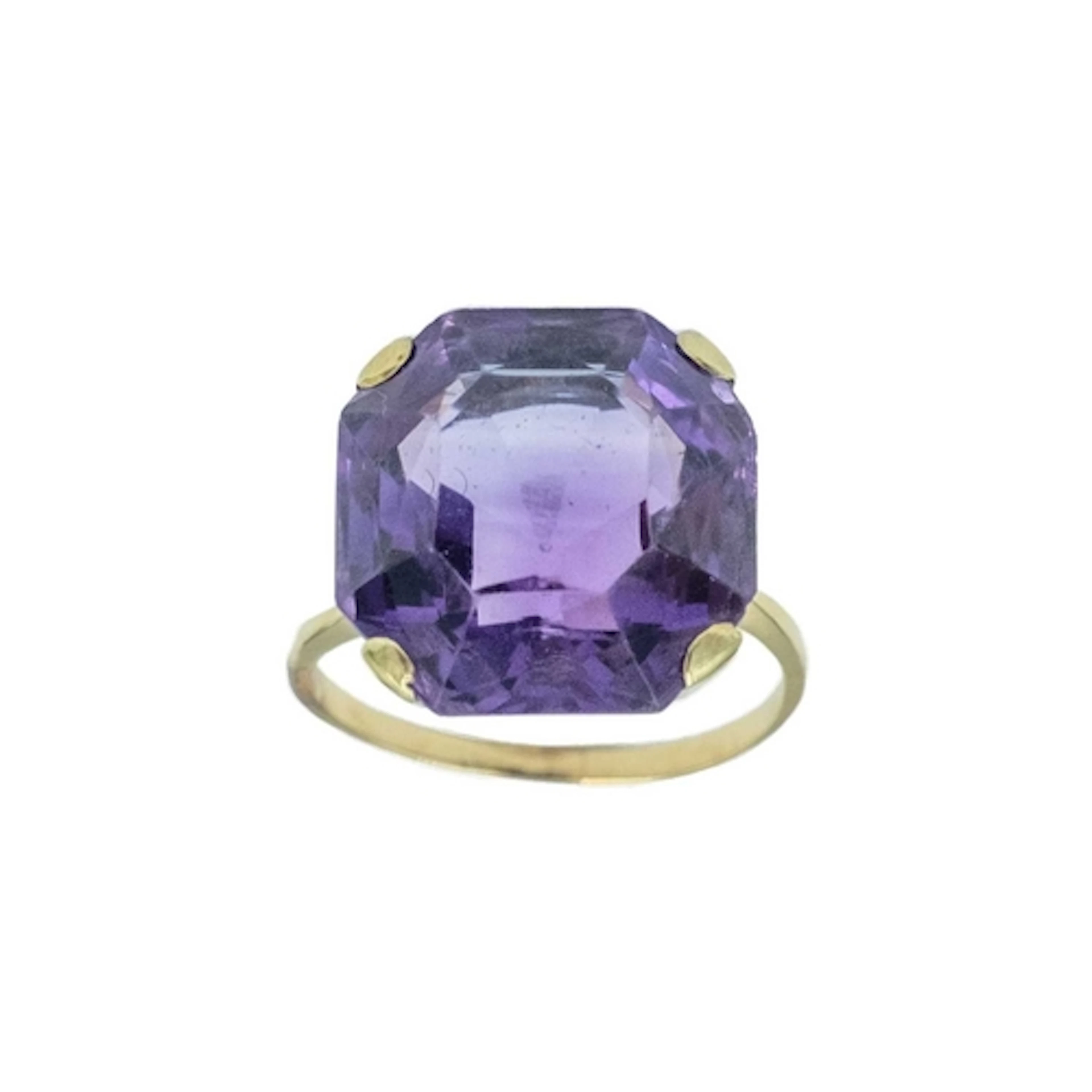 An amethyst cocktail ring, set in yellow gold. Unmarked, XRF...