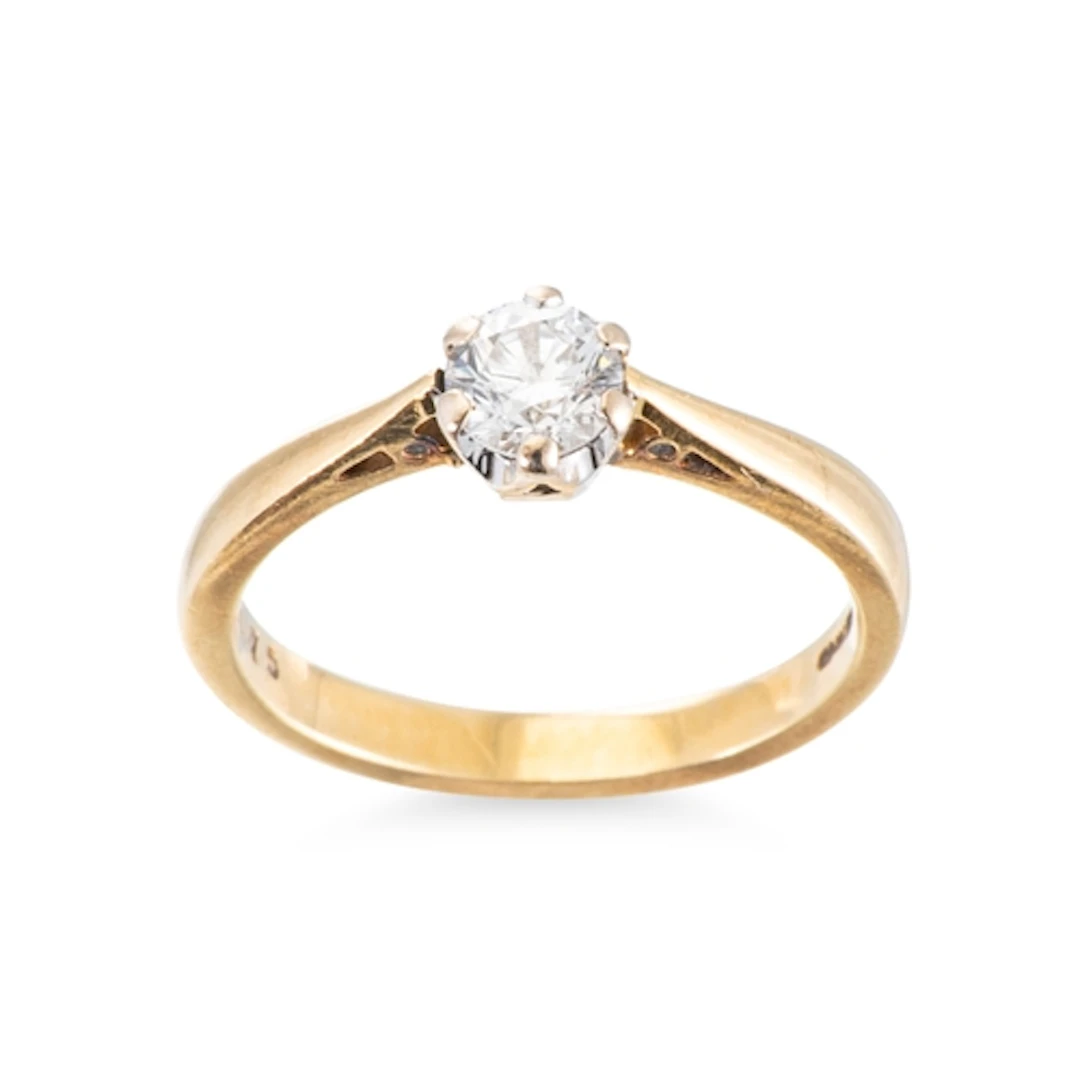 A DIAMOND SOLITAIRE RING, the round brilliant cut diamond mo...