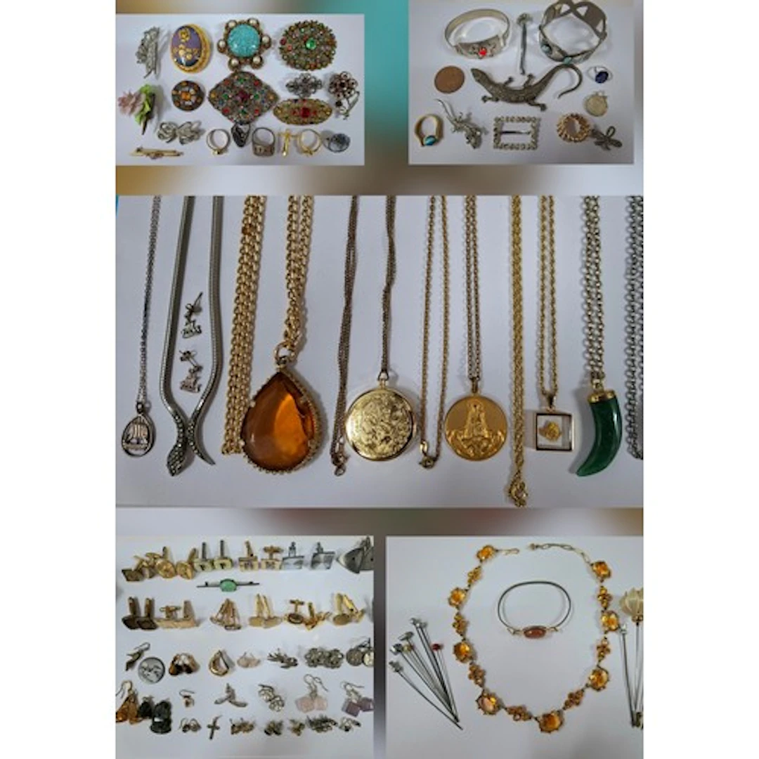 A quantity of costume jewellery comprising vintage brooches ...