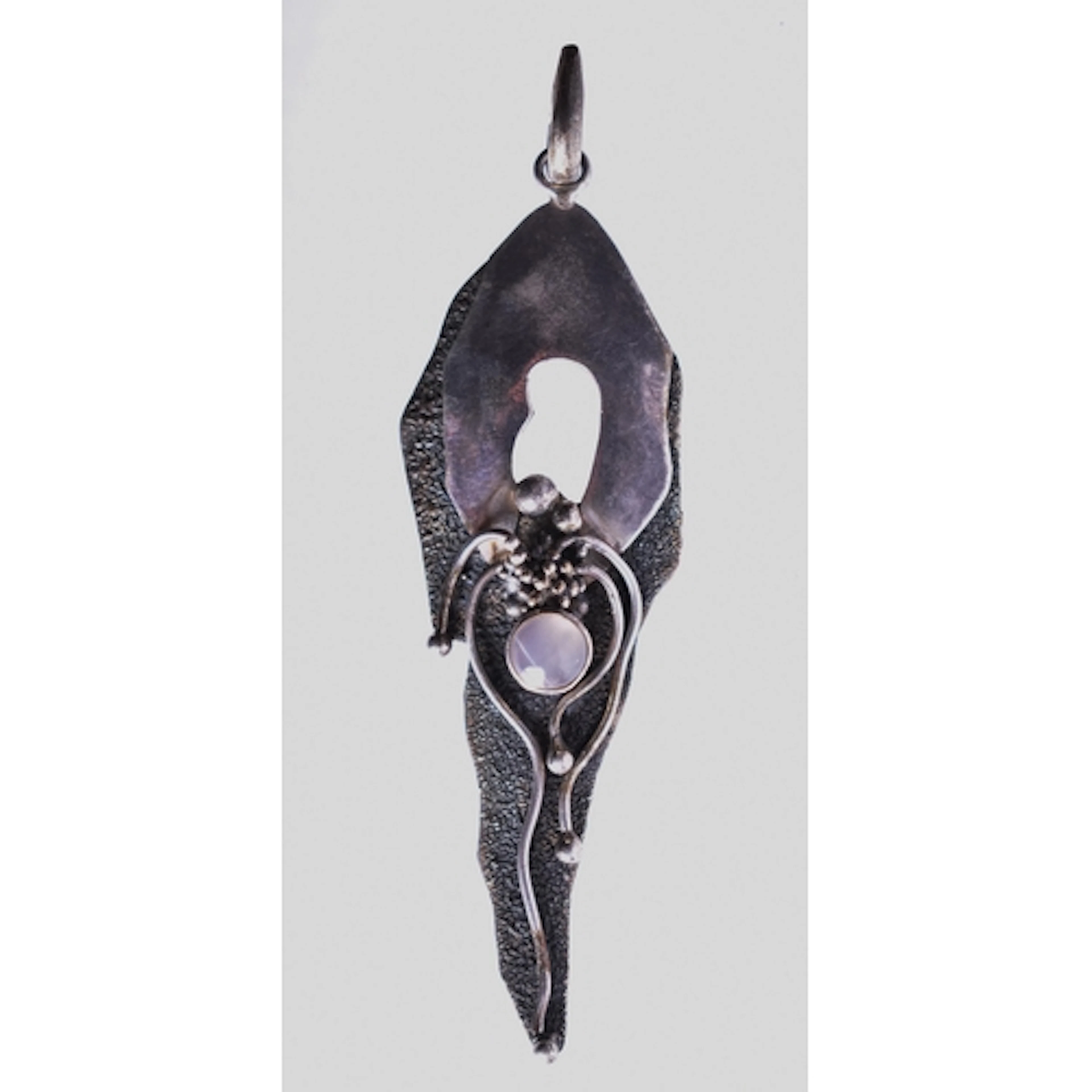 A SILVER MODERNIST ROSE QUARTZ PENDANT. 8.5 grams. 8 cm x 2 ...